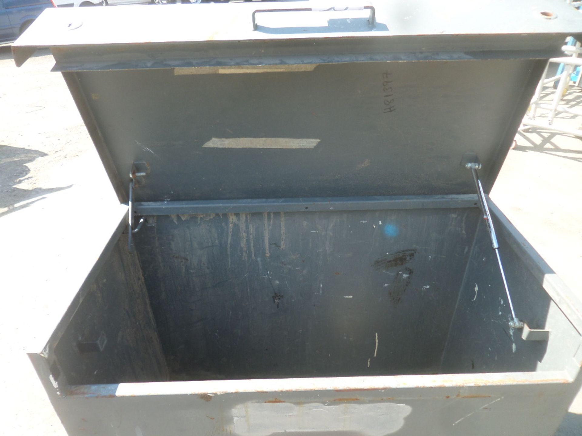 UNKNOWN  {028094} TOOL VAULT - MEDIUM 4X3X2 Appears ok just some general wear and tear - no keys. - Image 2 of 2