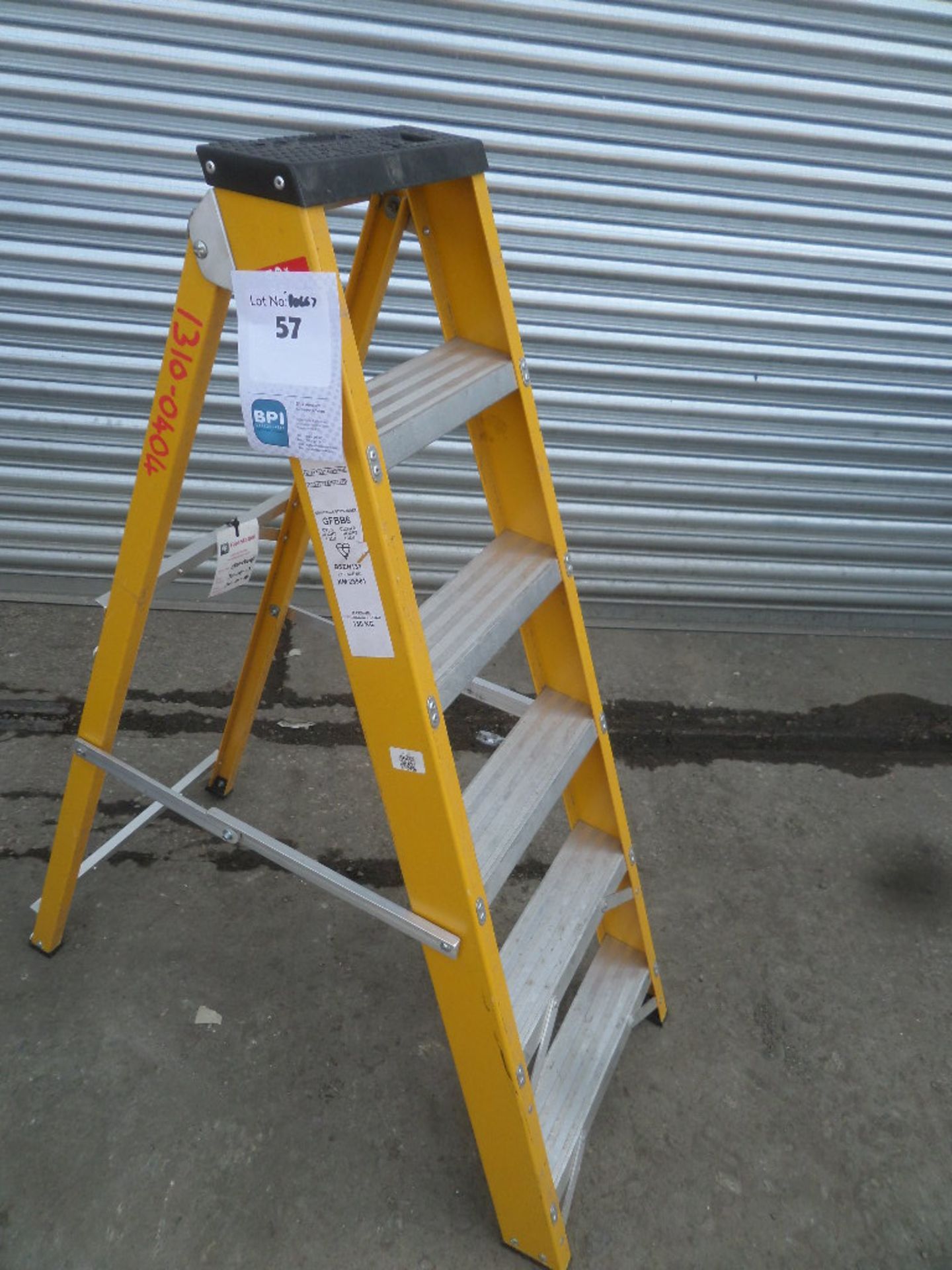 UNKNOWN  {027195} FIBERGLASS STEP LADDERS - 6 TREAD Top tread is 122cm when open - tested and are wo