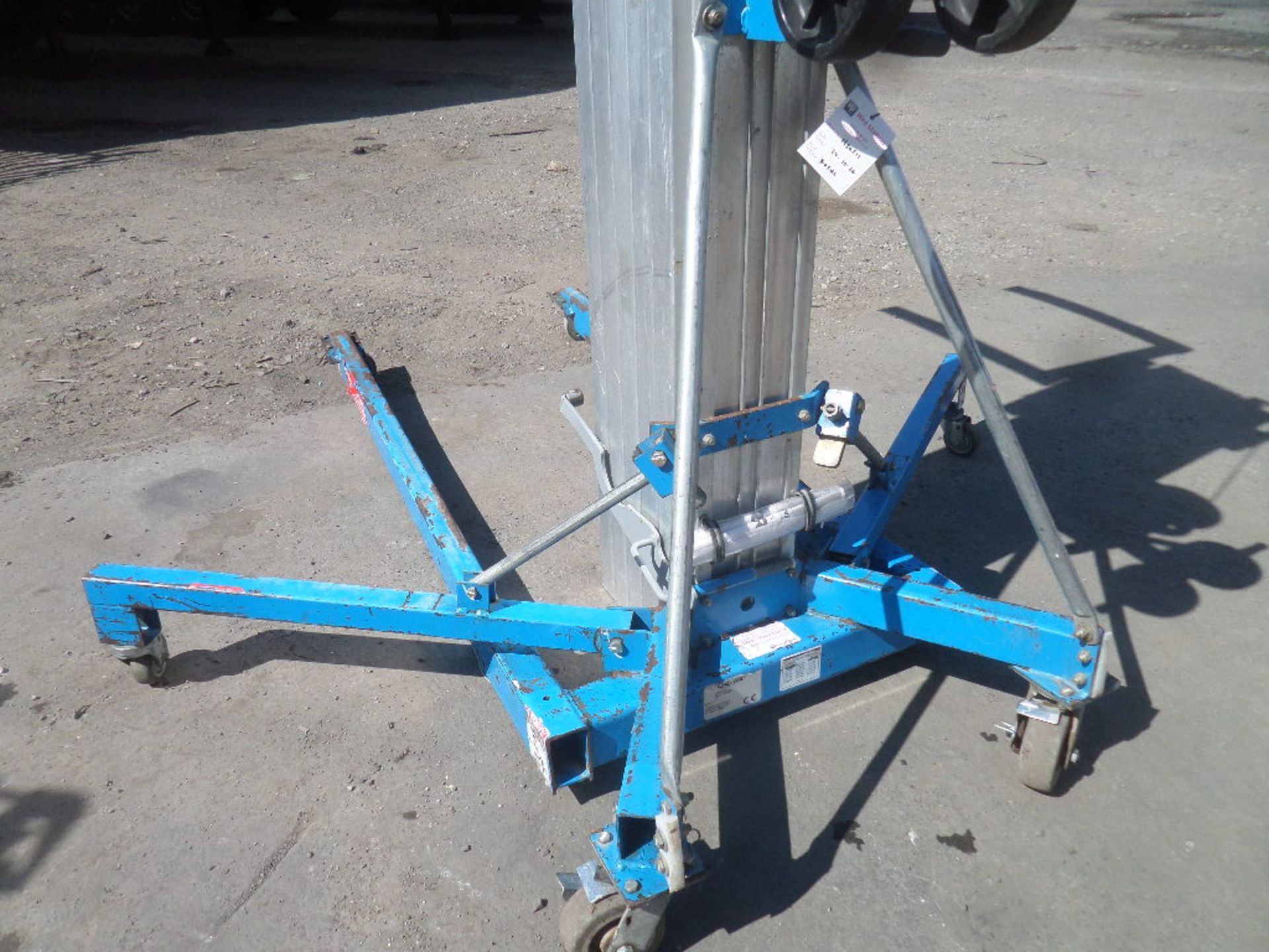 GENIE SUPERLIFT ADVANTAGE SLA 25 {027279} 295KG LIFTER STACKER - MANUAL Max load it can carry is 295 - Image 2 of 5