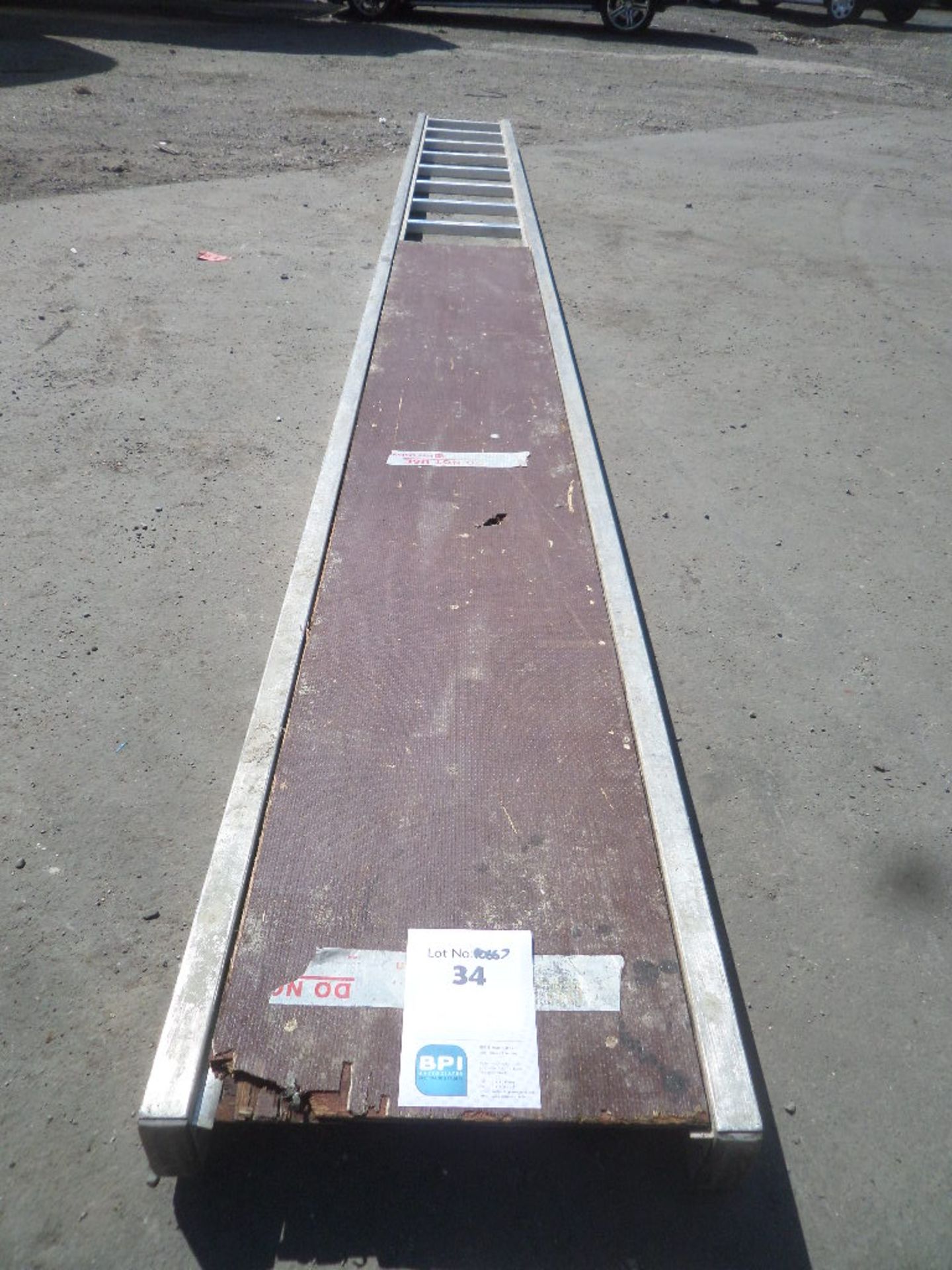 UNKNOWN  {027552} LIGHTWEIGHT ALUMINUM  STAGING 4.8M 450mm wide - Missing half a board please see pi