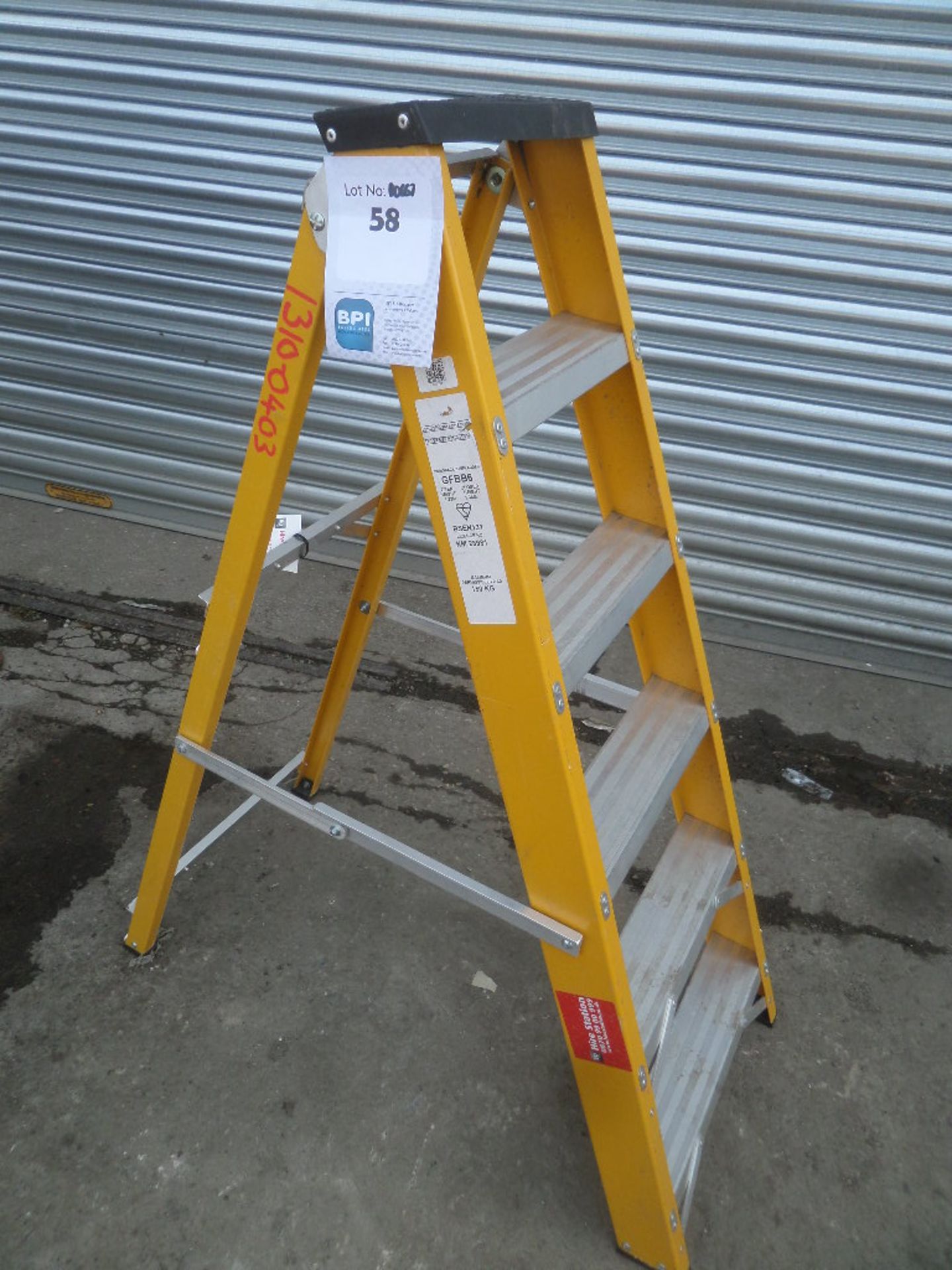 UNKNOWN  {027194} FIBREGLASS STEP LADDERS - 6 TREAD When open to top is 12cm in height - tested and