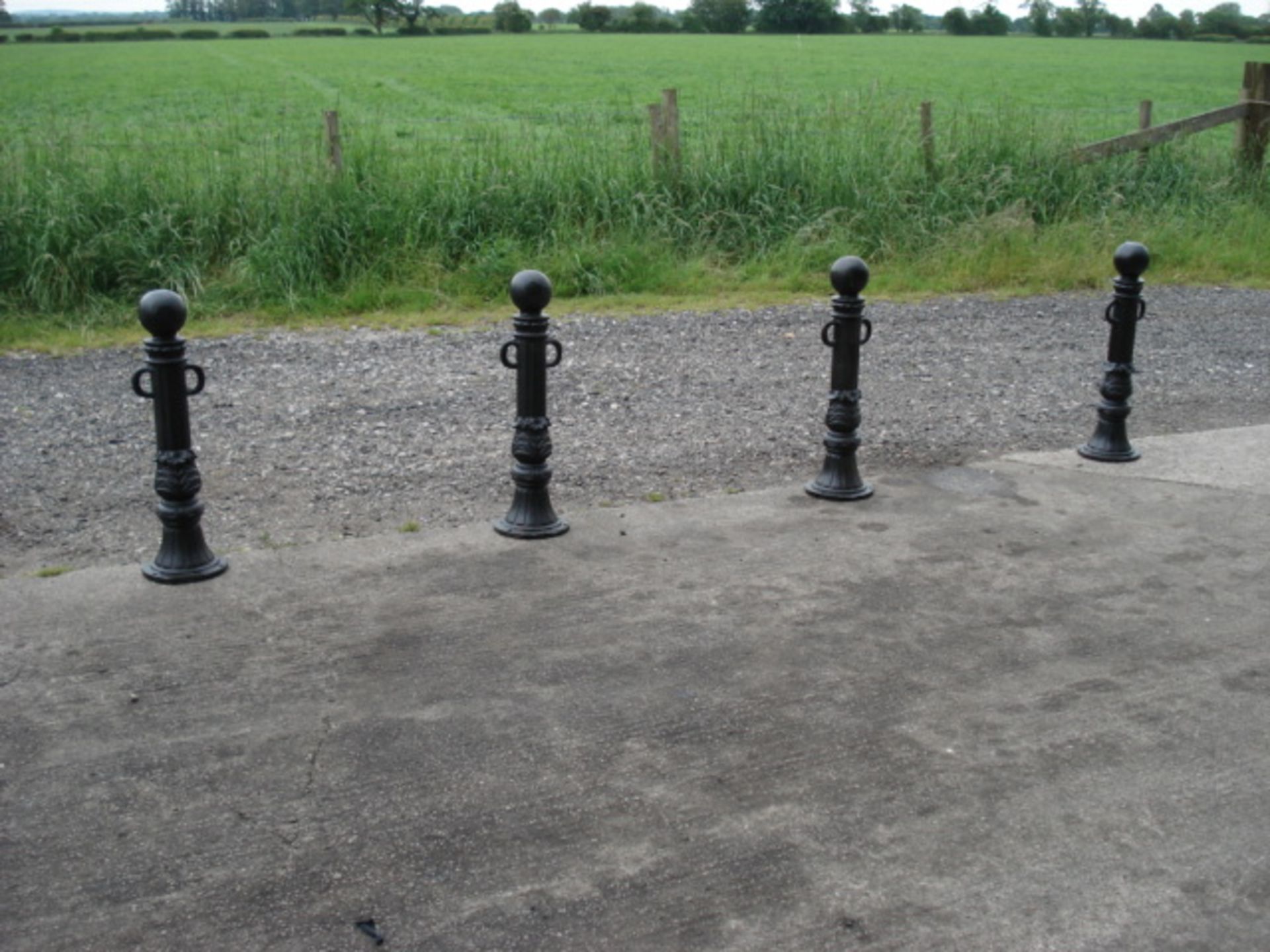 5 X NEW CAST IRON BOLLARDS IN BLACK