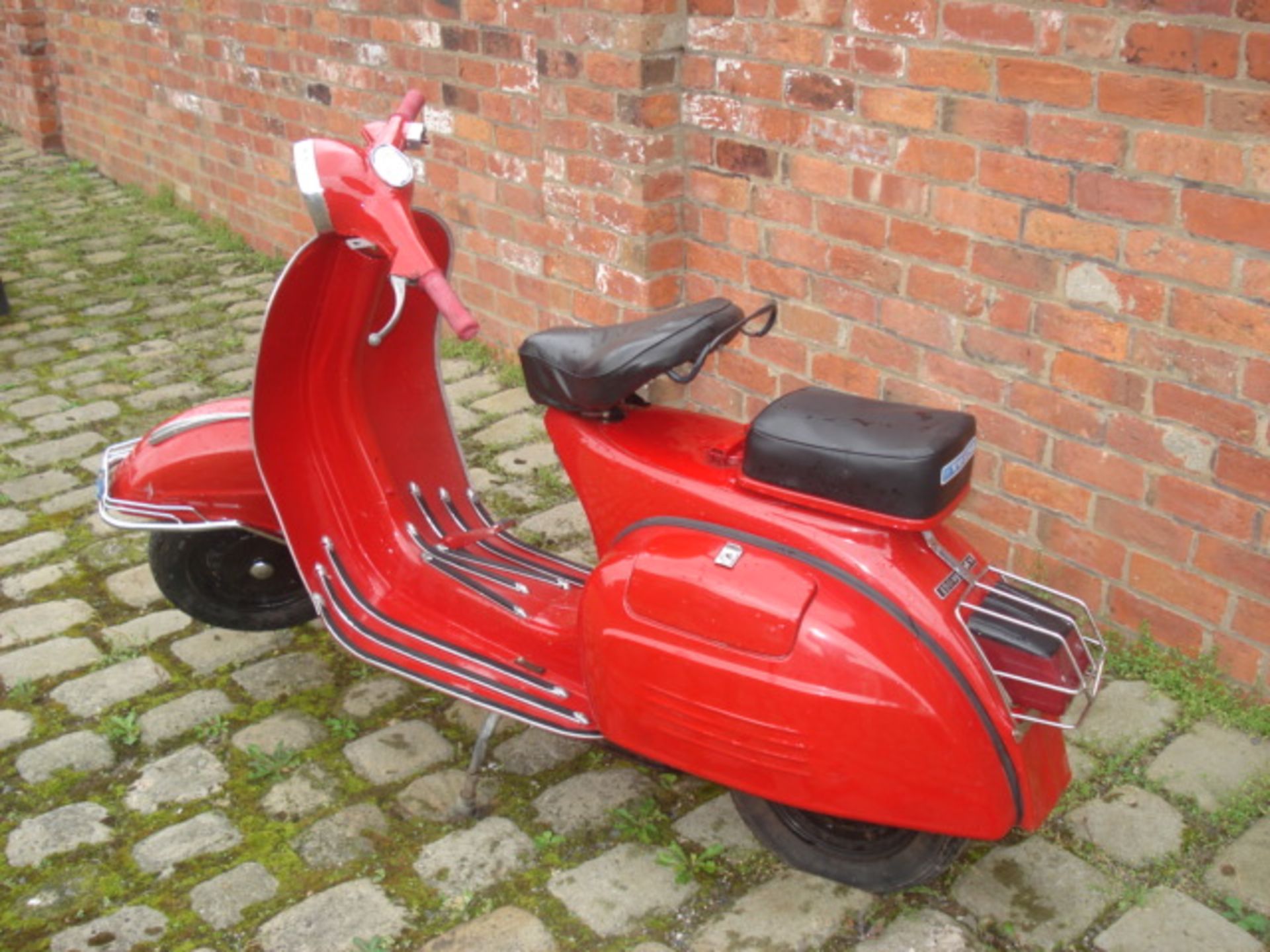 1972 VESPA 150CC, SPRINT V,  ORIGINAL GOOD CONDITION, RED, BLACK LEATHER TWIN SEATS, STARTS/RUNS/DRI - Image 2 of 5