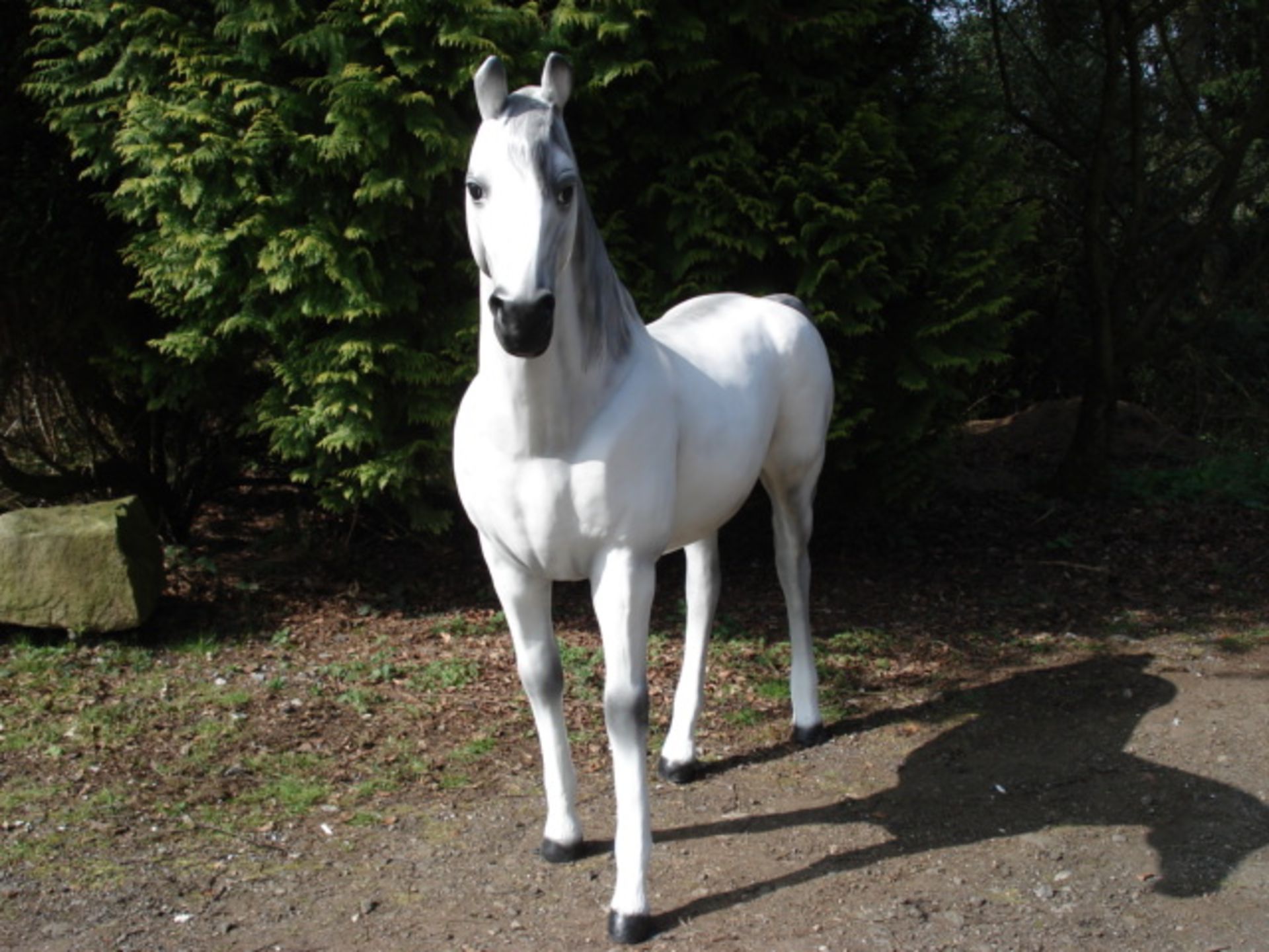 LIFESIZE NEW UNUSED PACKAGED FREESTANDING HORSE FINISHED IN GREY WITH FLOOR FIXING BRACKETS