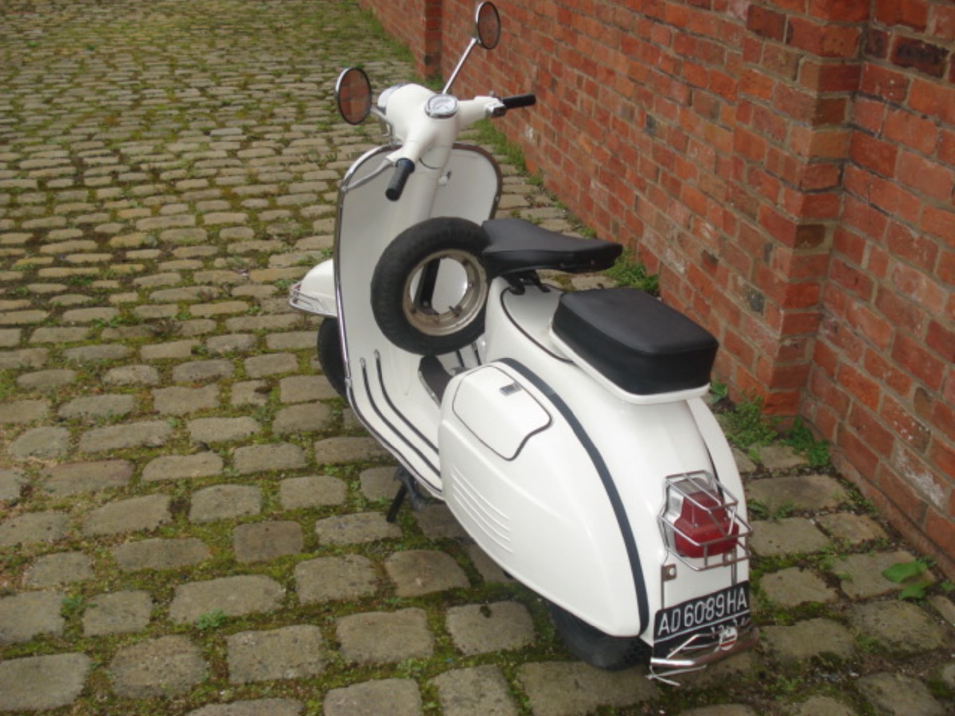 1975 VESPA 150CC, SPRINT,  ORIGINAL GOOD CONDITION, WHITE, BLACK LEATHER TWIN SEATS, STARTS/RUNS/DRI - Image 2 of 7