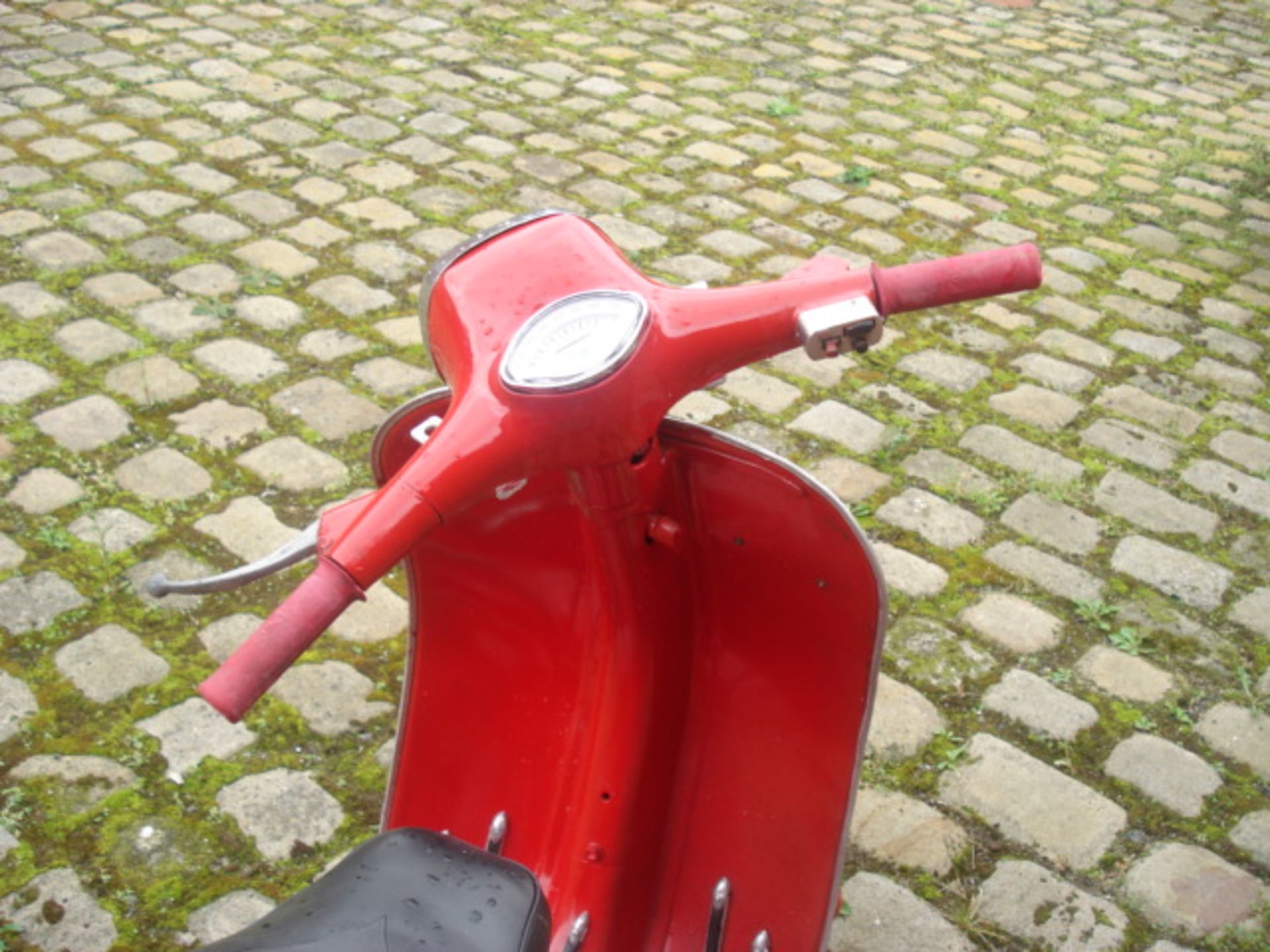 1972 VESPA 150CC, SPRINT V,  ORIGINAL GOOD CONDITION, RED, BLACK LEATHER TWIN SEATS, STARTS/RUNS/DRI - Image 5 of 5