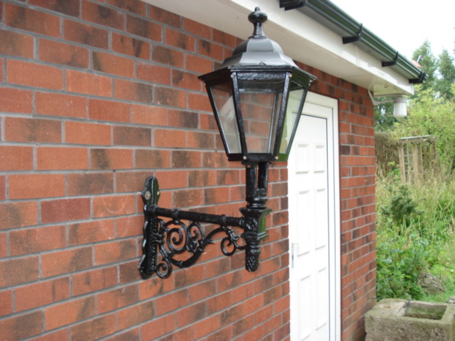 NEW LARGE CAST IRON WALL LANTERN AND CAST IRON WALL FIXING BRACKET