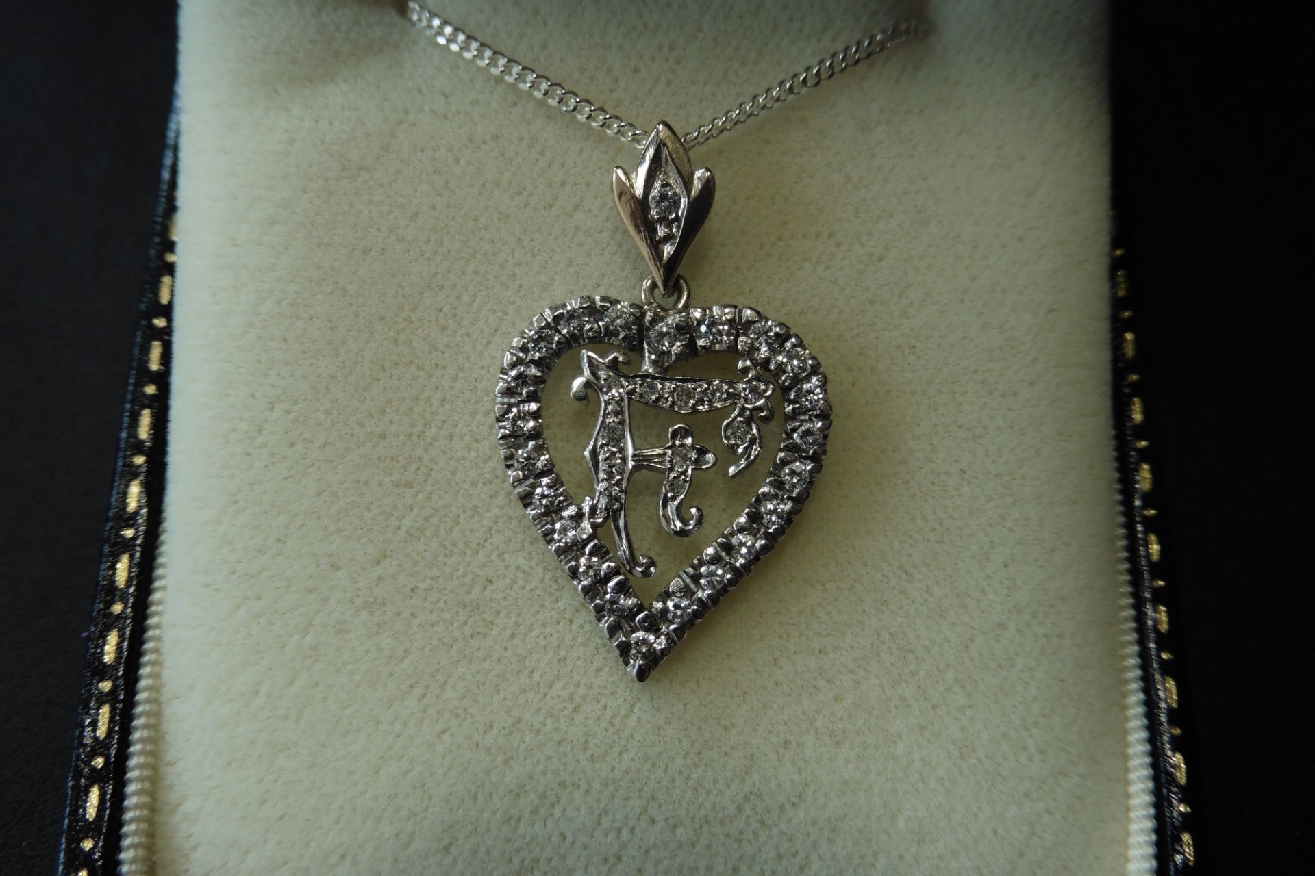 Pre-owned white gold diamond set heart pendant with the initial F inside.  The heart is diamond set - Image 2 of 2