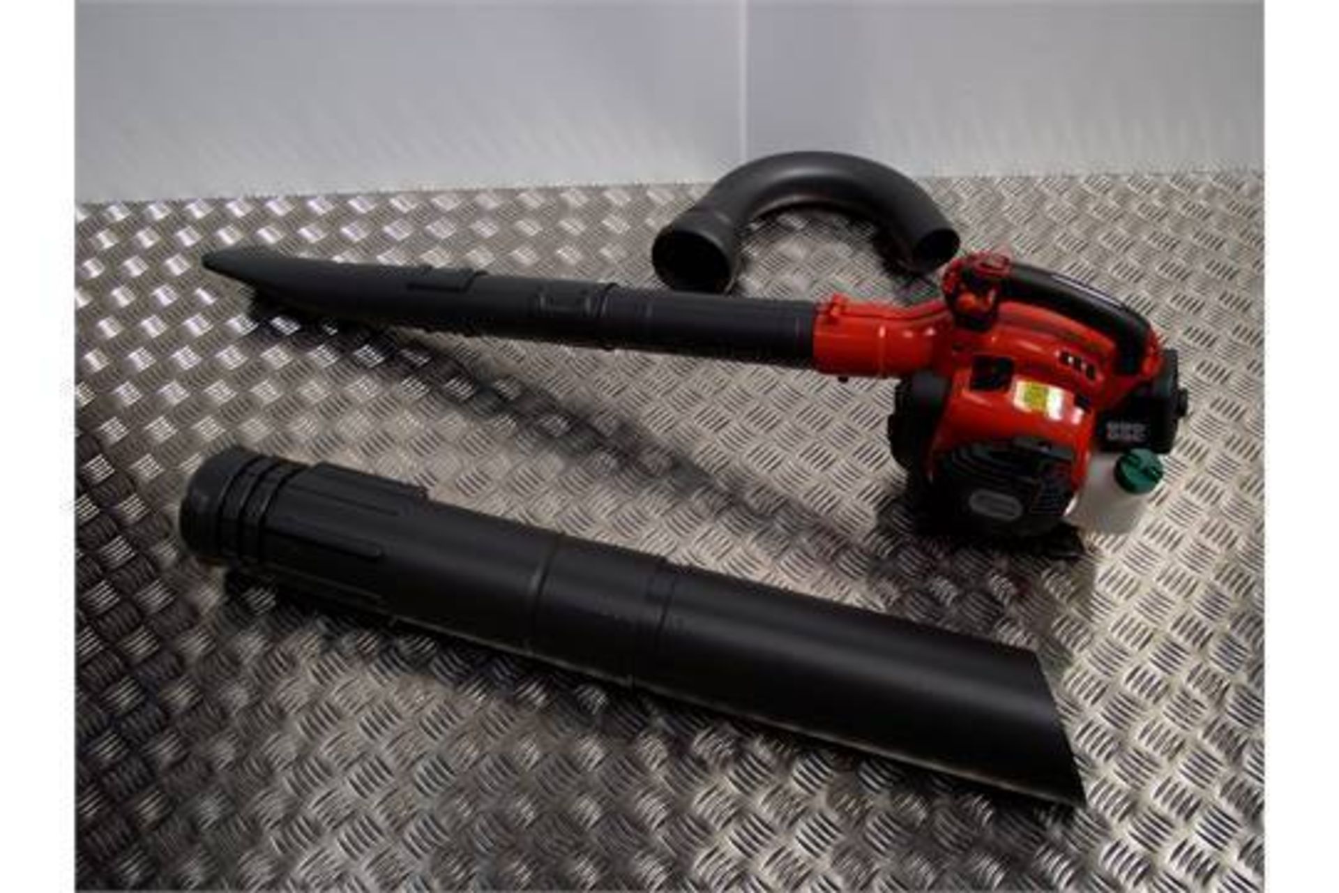 Husqvarna 28CC Petrol Leaf Blower, 1.1HP, 170MPH, includes a Vacuum Kit - Image 2 of 2
