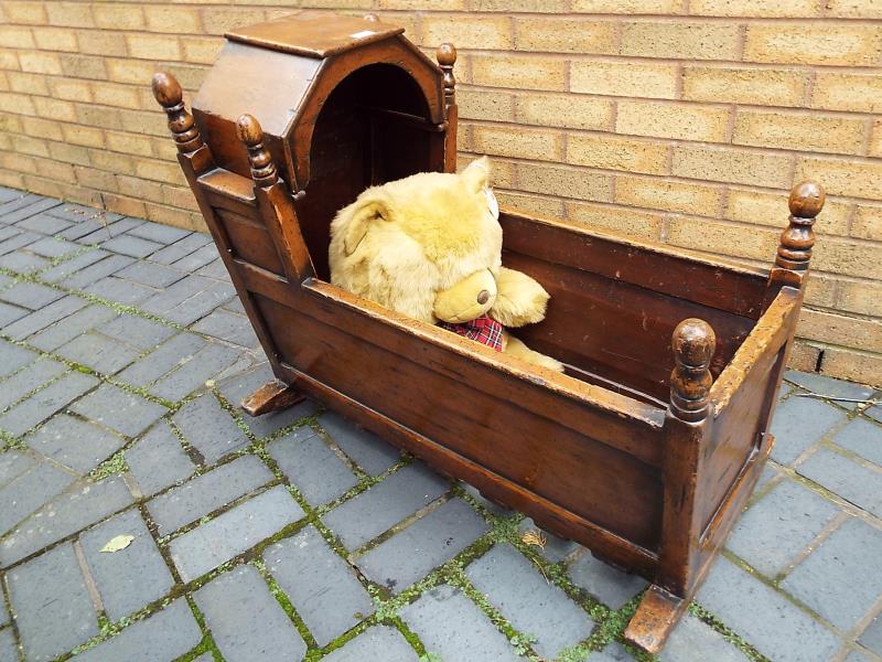 A child's period cradle with hinge cover (bear not included) - Est £80 - £120 - Image 4 of 4