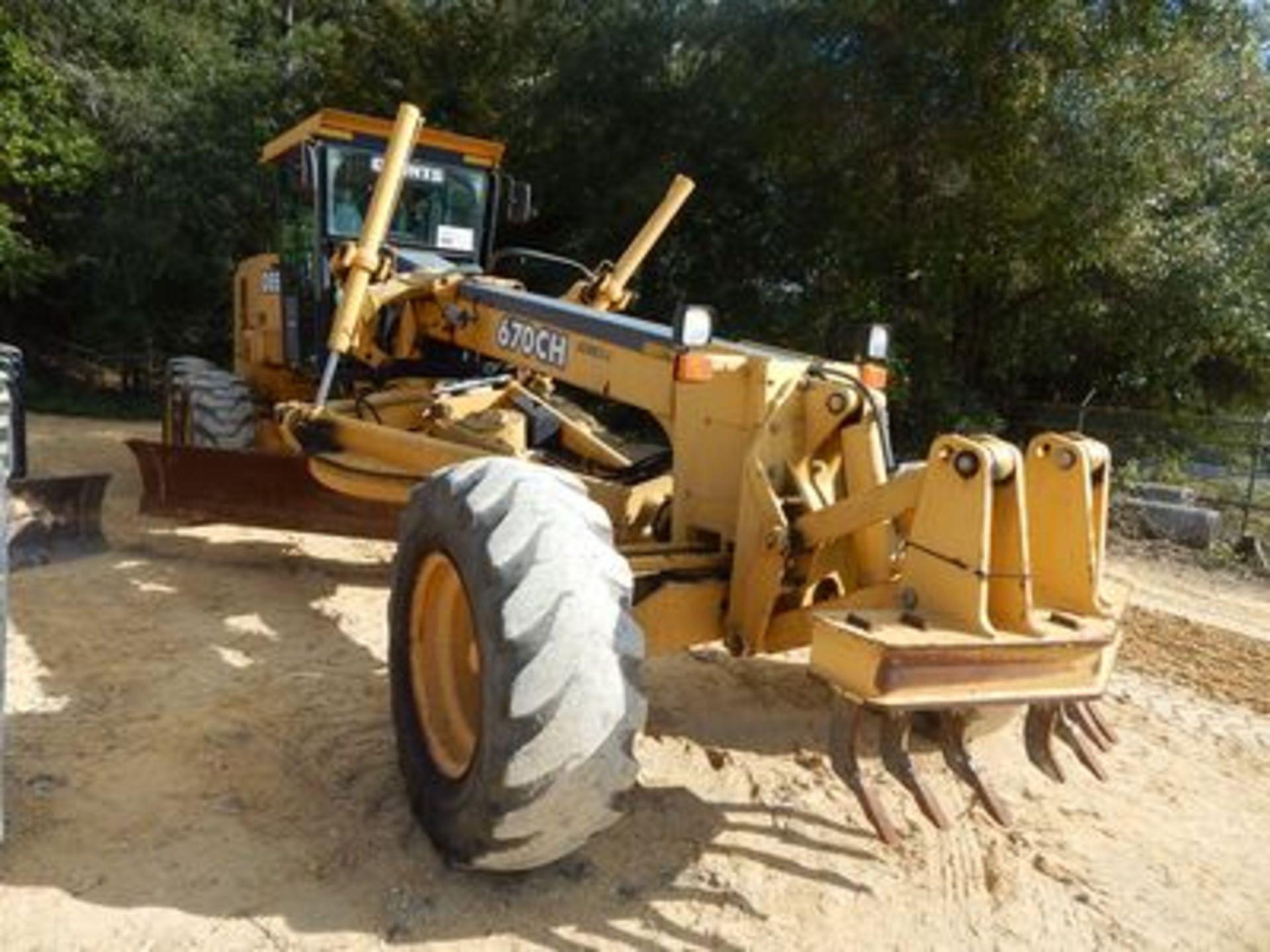 2003 JOHN DEERE 670H MOTOR GRADER, SERIES II, DIESEL, 14' MOLDBOARD, 5' FRONT SCARIFIER, ENC. CAB. - Image 2 of 2