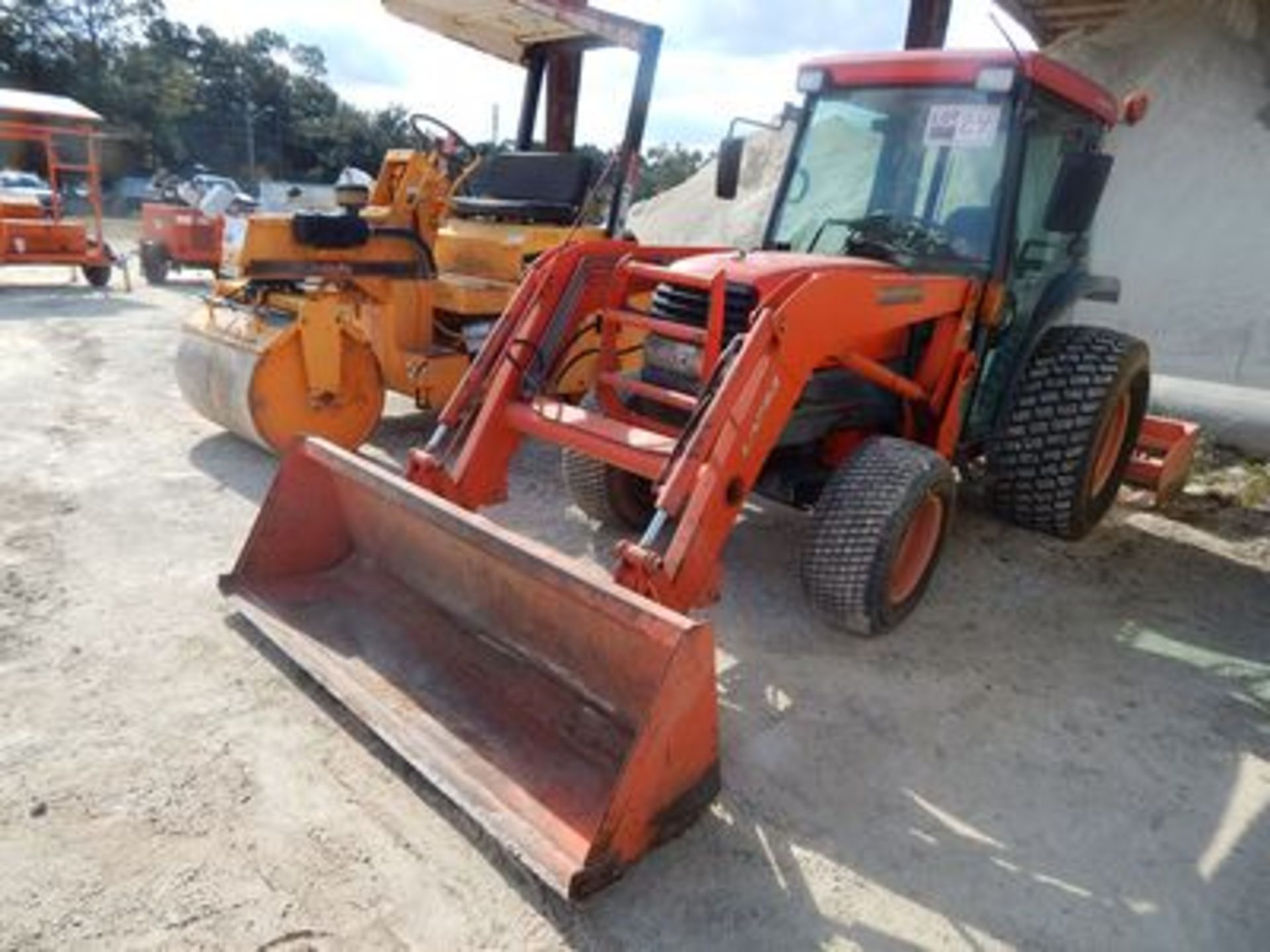 2006 KUBOTA L3430D DIESEL TRACTOR, ENC. CAB W/ HEAT & AIR, 6' G.P. BUCKET, 6' 6-WAY GRADING BOX, - Image 2 of 2