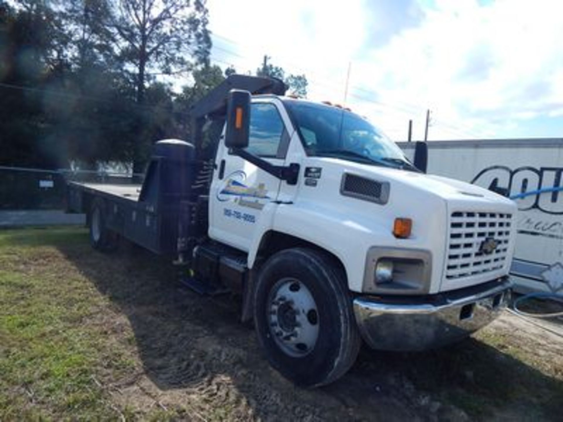 2004 CHEV C6500 DIESEL BOOM TRUCK, DURAMAX TURBO DIESEL ENG., AT, AC, HYD. BRAKES, 14' STEEL FLATBED - Image 2 of 2