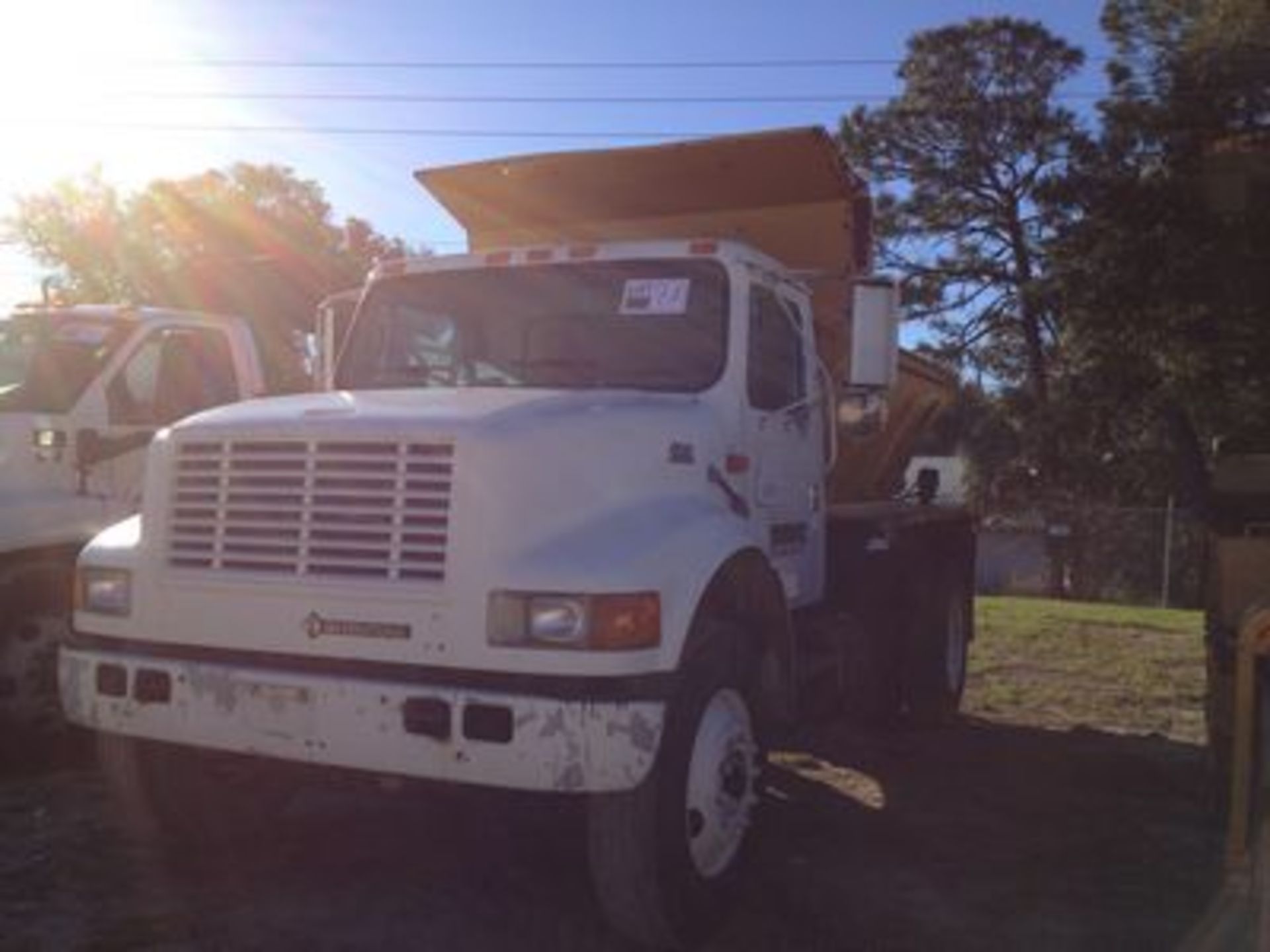 INTERNATIONAL 4700 S/A SANDING TRUCK DTE466M 6-CYL. TURBO DIESEL ENG., 6-SPD. STD. TRANS., |