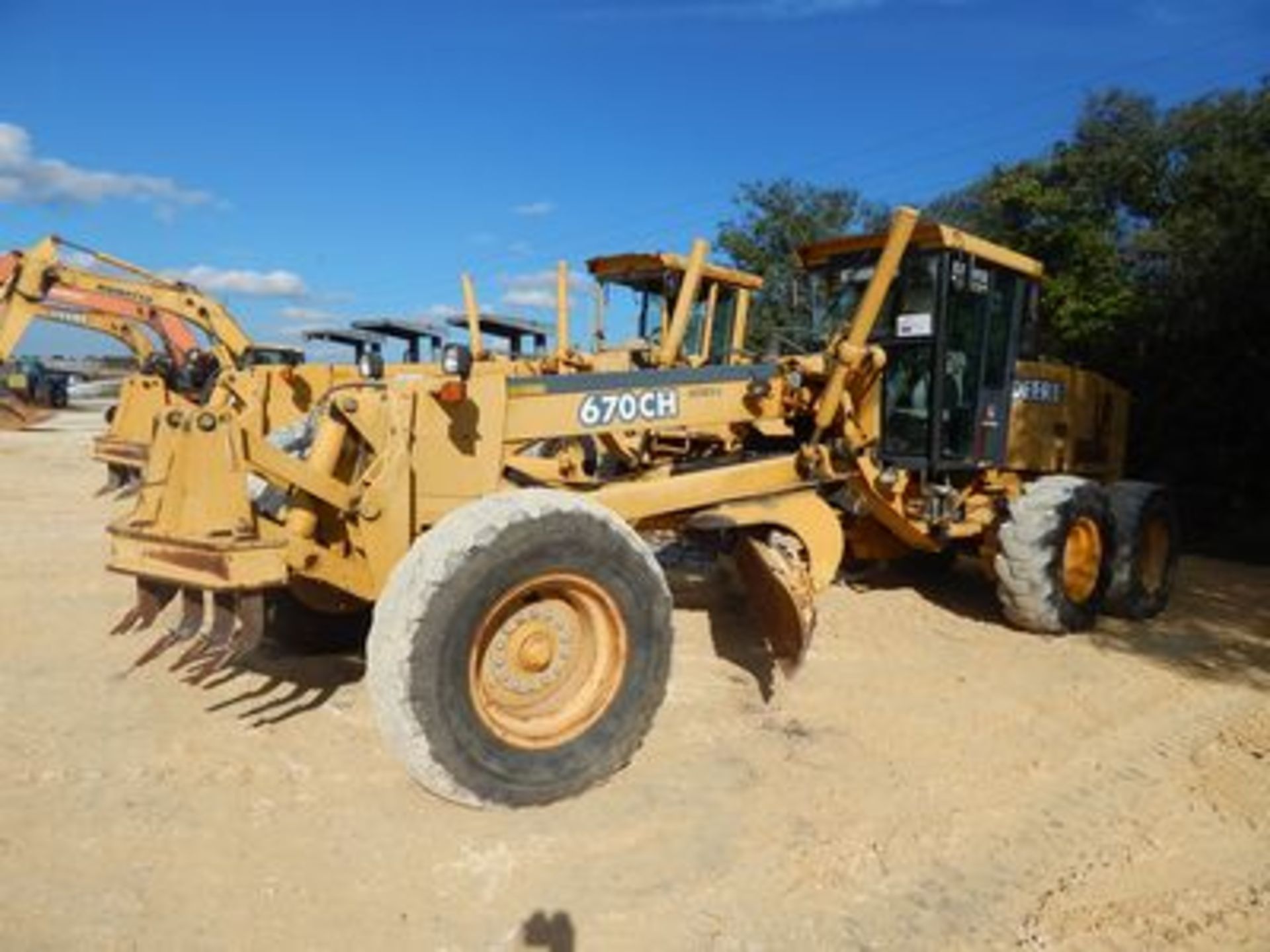 2003 JOHN DEERE 670H MOTOR GRADER, SERIES II, DIESEL, 14' MOLDBOARD, 5' FRONT SCARIFIER, ENC. CAB.