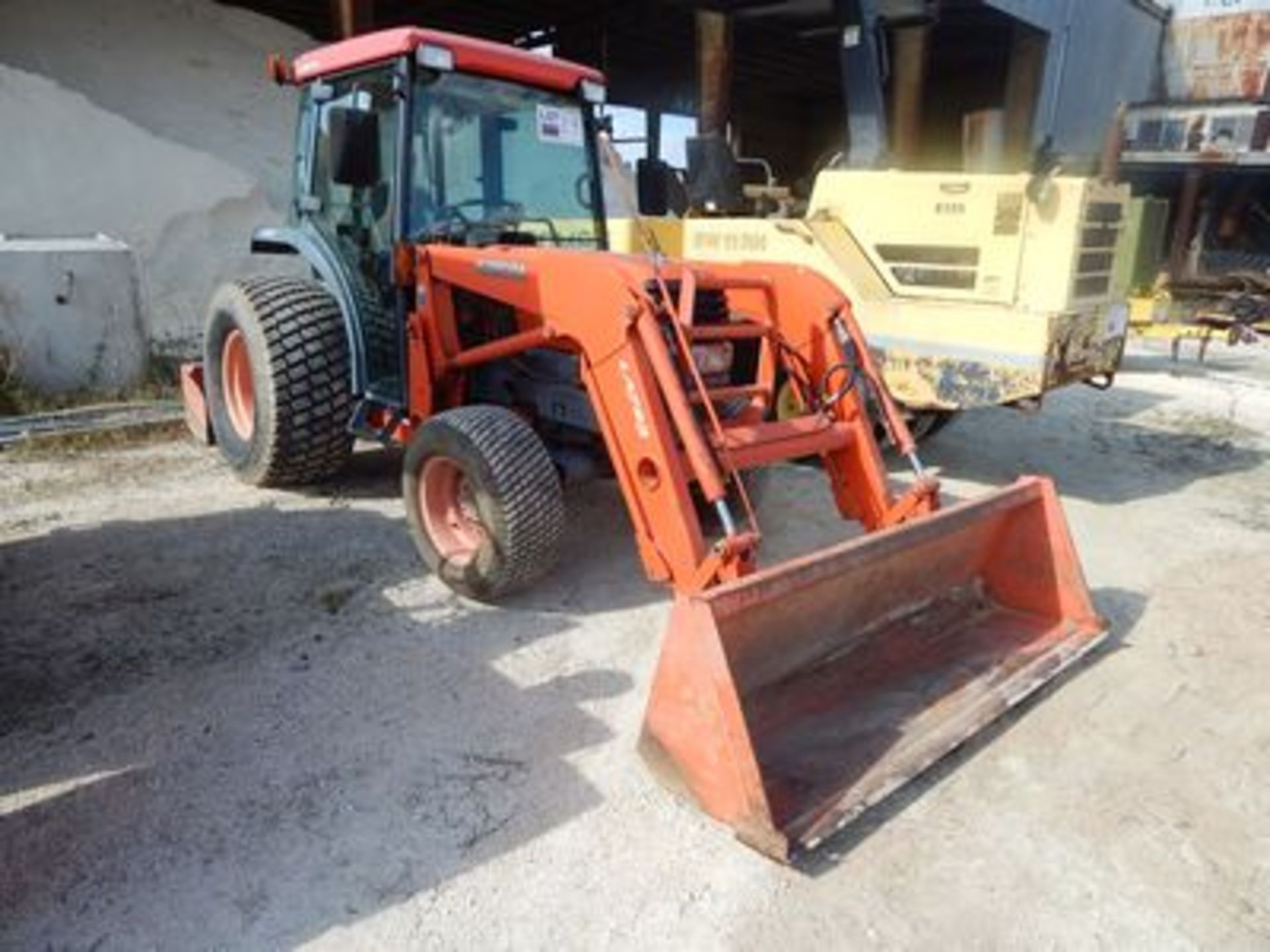 2006 KUBOTA L3430D DIESEL TRACTOR, ENC. CAB W/ HEAT & AIR, 6' G.P. BUCKET, 6' 6-WAY GRADING BOX,