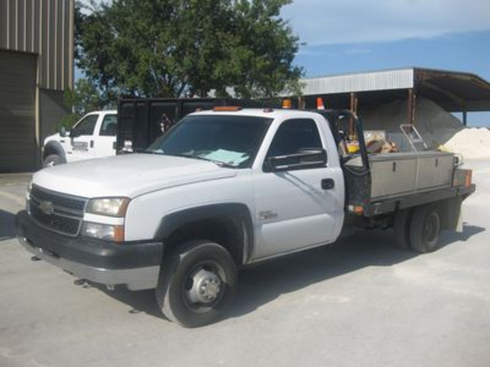 2006 CHEV 3500 DURAMAX DIESEL FLATBED TRUCK, 4X4, 11'X8' BODY, SIDE TOOLBOXES, AT, AC, AM/FM, INT.