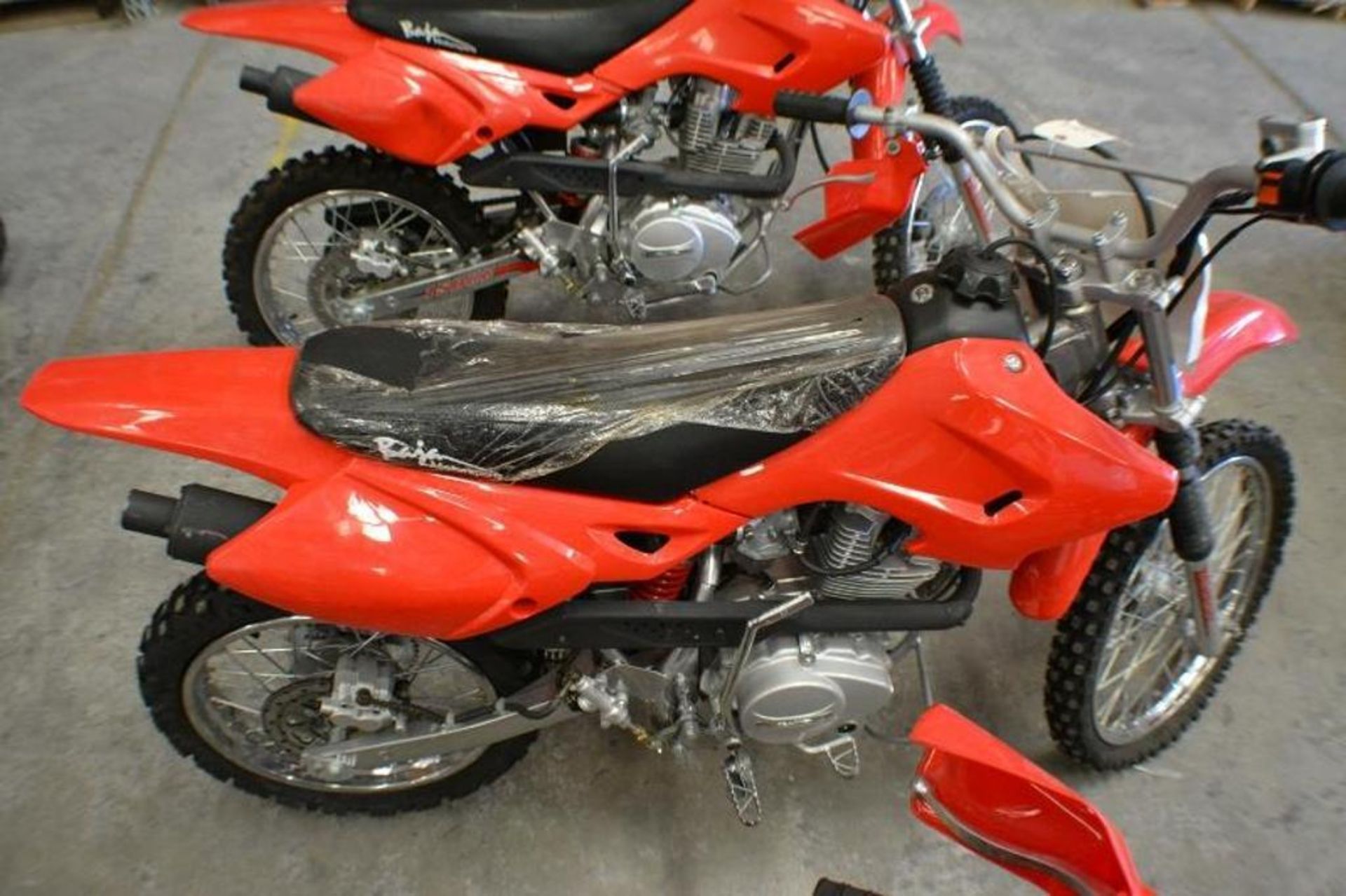 Dirt Bike 150cc 4 stroke Red/Black Color. This unit is for EXPORT ONLY. Buyers acknowledges purchase - Image 3 of 8