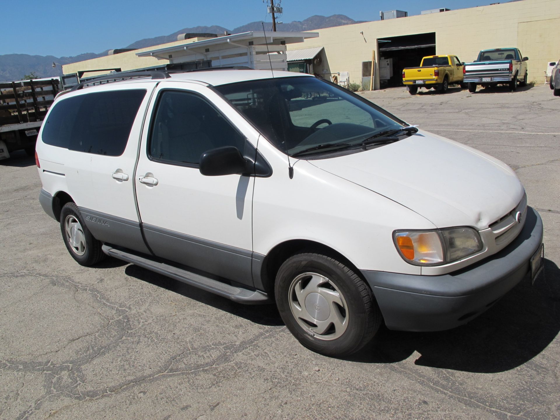 1998 Toyota Sienna LE Van Lisc# MTRON w/ Gas Engine, Automatic Trans,Milles 273,350 AC, VIN# - Image 3 of 8