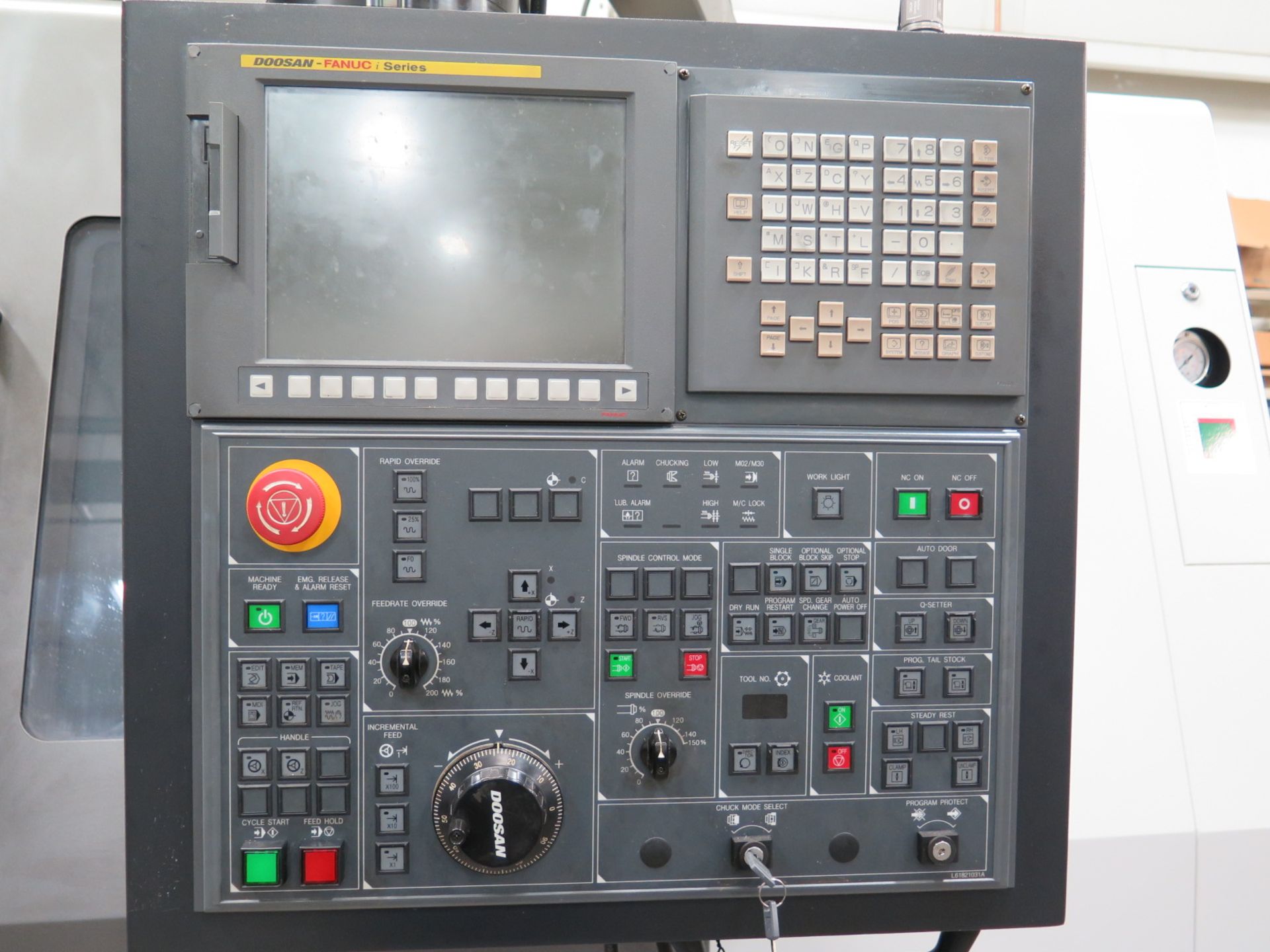 NOV 2011 Doosan PUMA-400 CNC Turning Center s/n ML0127-004474 w/ Doosan-Fanuc i-Series Controls, - Image 4 of 14