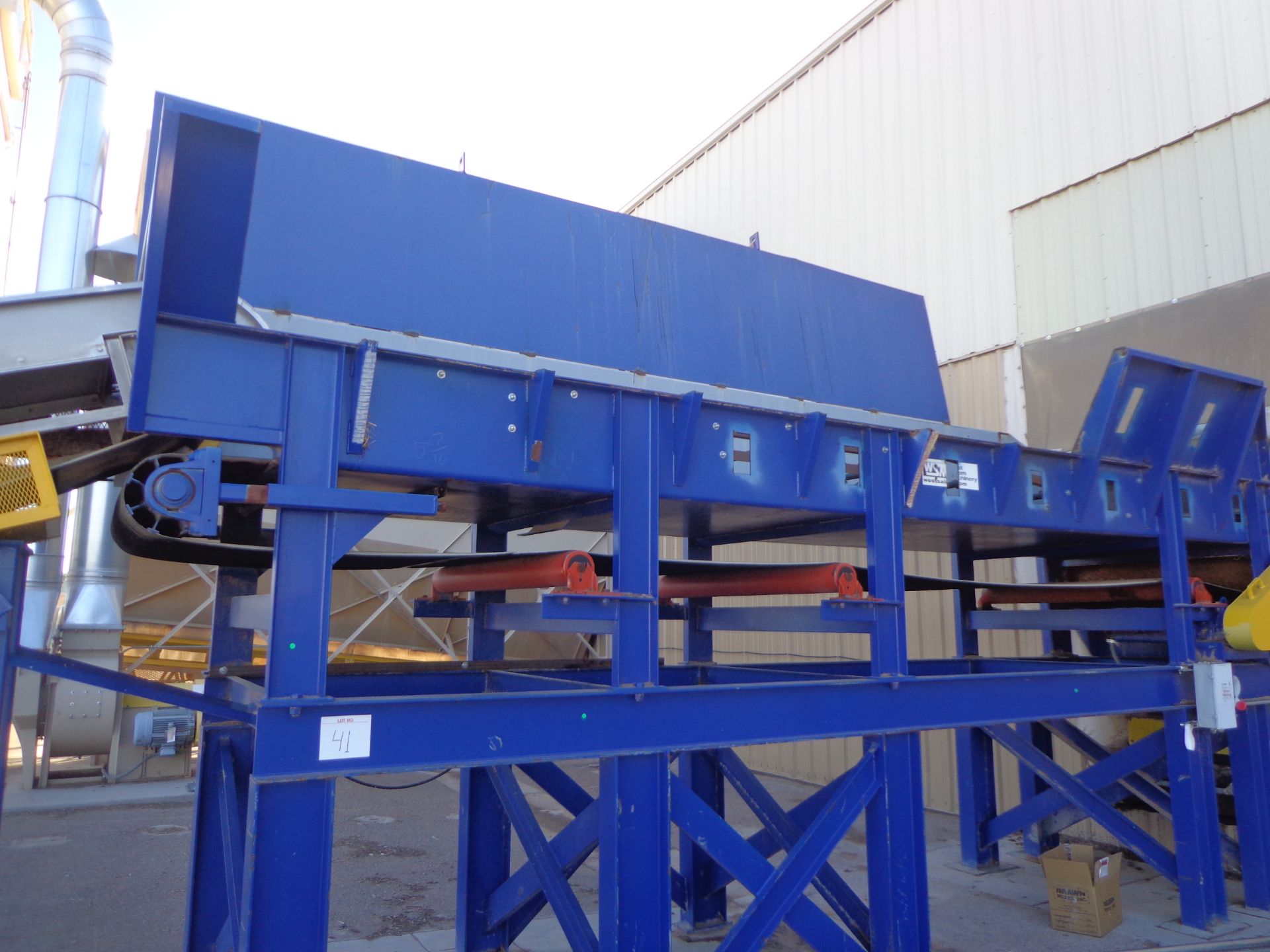 WEST SALEM MACHINERY HORIZONTAL HOG INGEED CONVEYOR, 300" X65" RUBBER BELT W/RISER PLATFORM, - Image 2 of 7