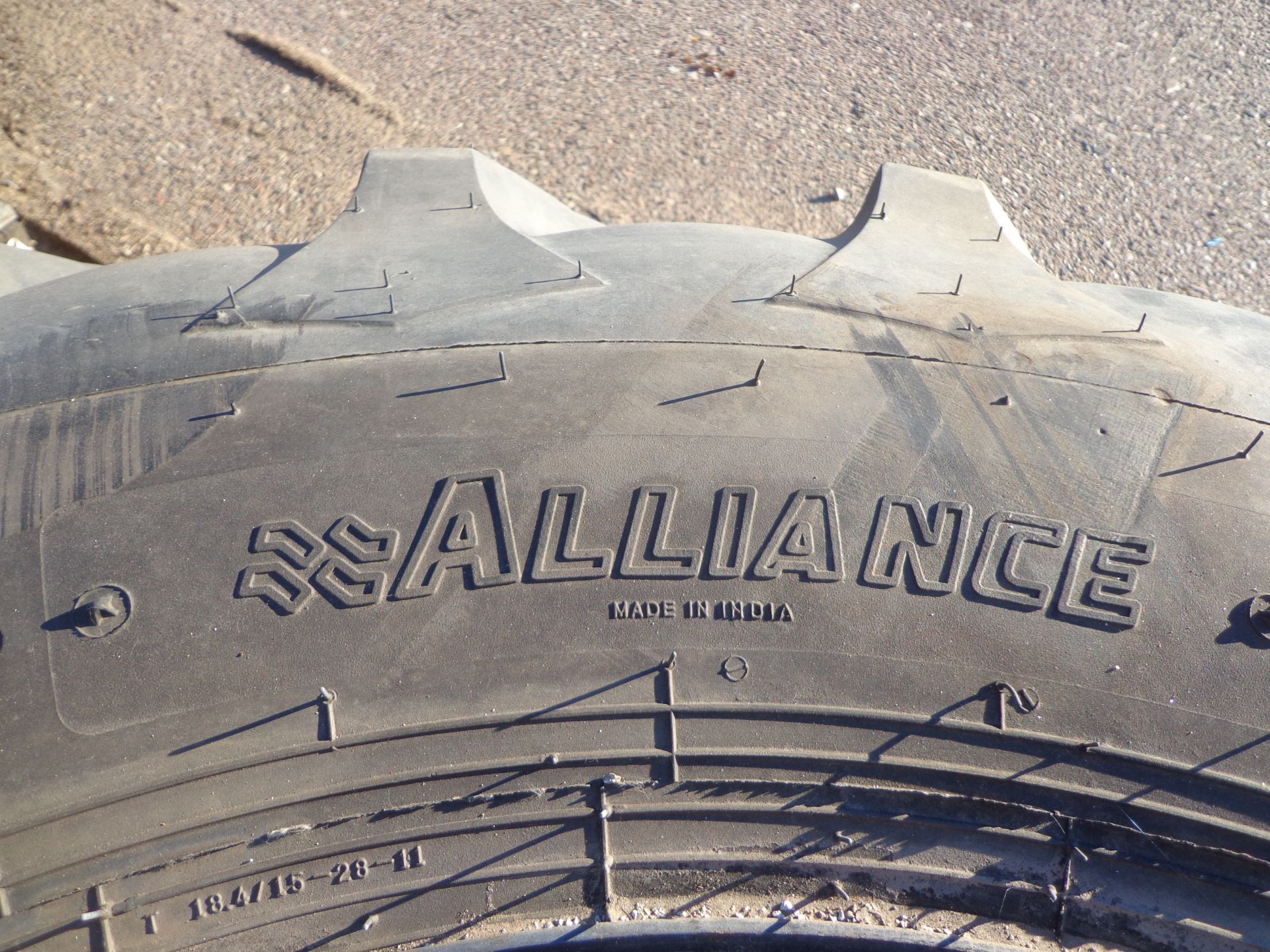 ALLIANCE 10-LUG TRACTOR TIRE & WHEEL 18.4/5-28 - Image 2 of 3