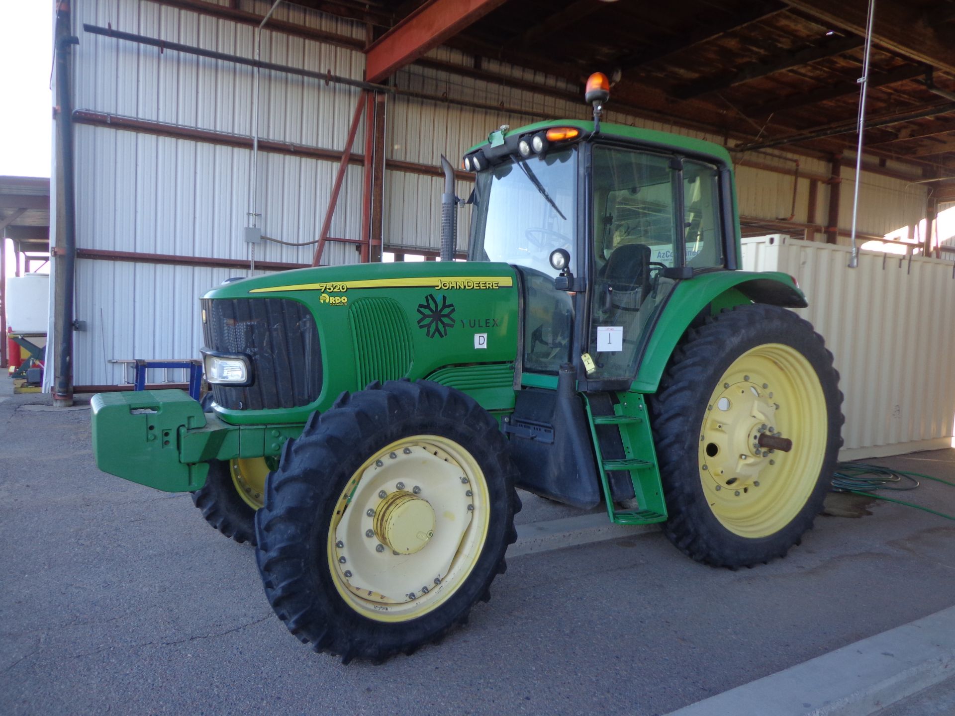 2007 JOHN DEERE 7520 TRACTOR, 4WD, CAB, AC, STEREO PIN. RW7520R061880  3852.8 HRS.