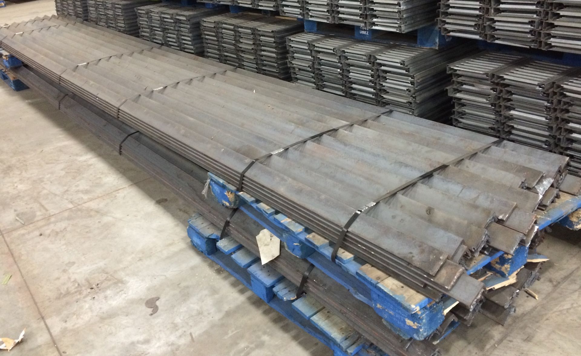 STRUCTURAL STEEL ANGLE IRON GUIDE RAIL SIZE: 3" X 2"X 3/8" X 20FT LONG, 50PCS, 50 TIMES MONEY - Image 4 of 5