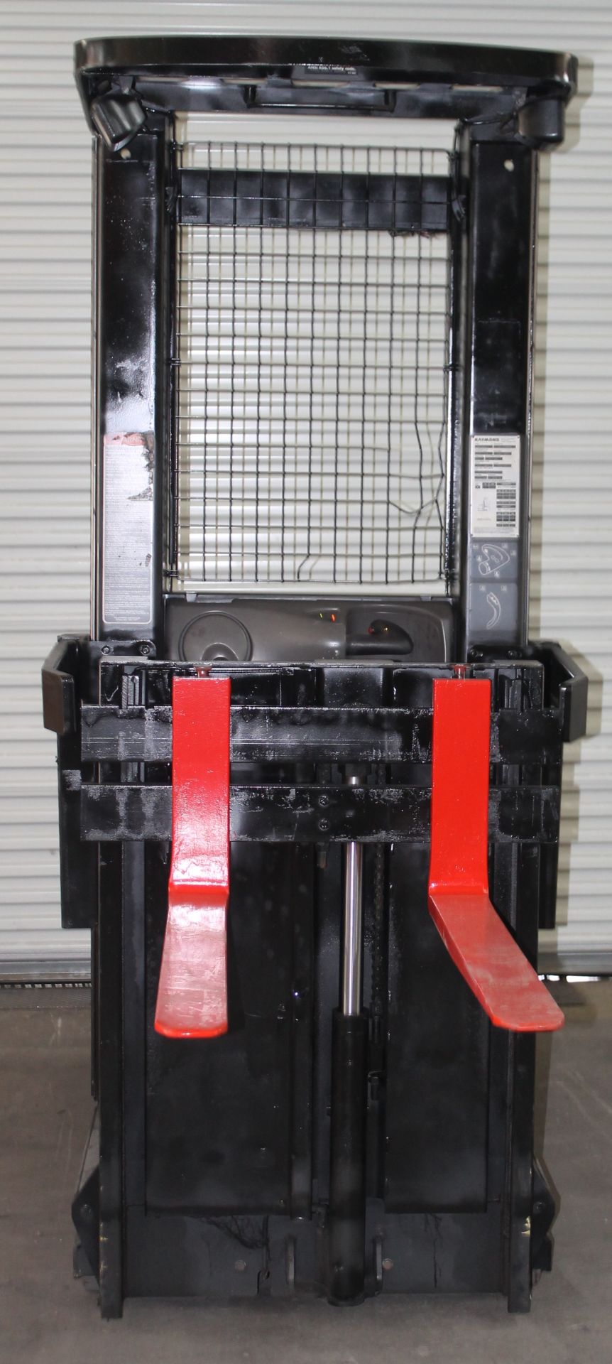 2003 RAYMOND ORDER PICKER WITH ERGO LIFT / MINI MAST FEATURE, CLICK HERE TO WATCH VIDEO - Image 4 of 8