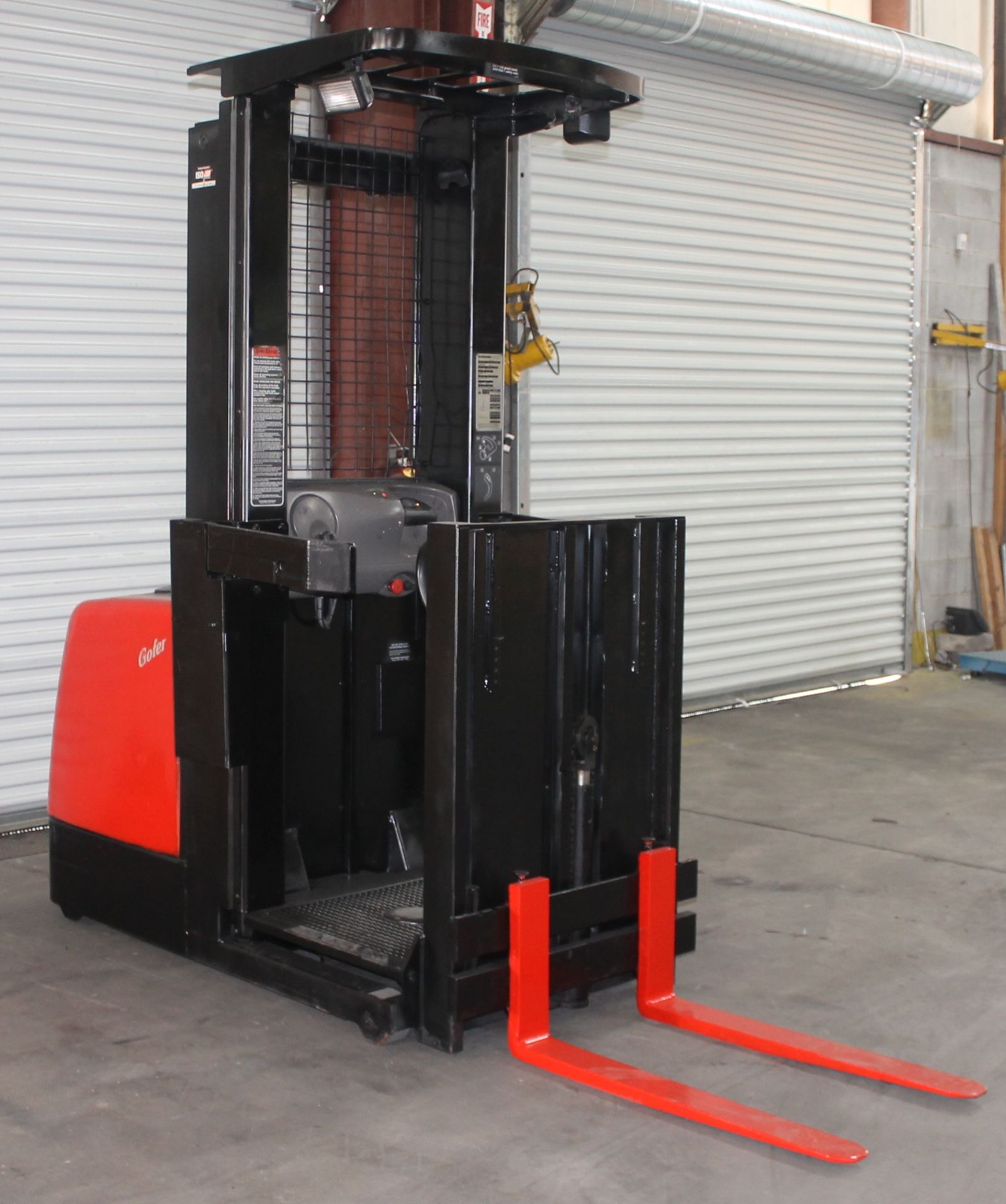 2003 RAYMOND ORDER PICKER WITH ERGO LIFT / MINI MAST FEATURE, CLICK HERE TO WATCH VIDEO - Image 3 of 8
