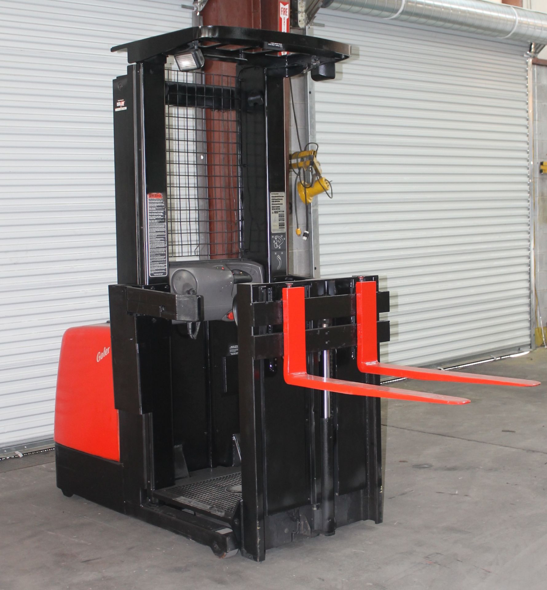 2003 RAYMOND ORDER PICKER WITH ERGO LIFT / MINI MAST FEATURE, CLICK HERE TO WATCH VIDEO - Image 2 of 8