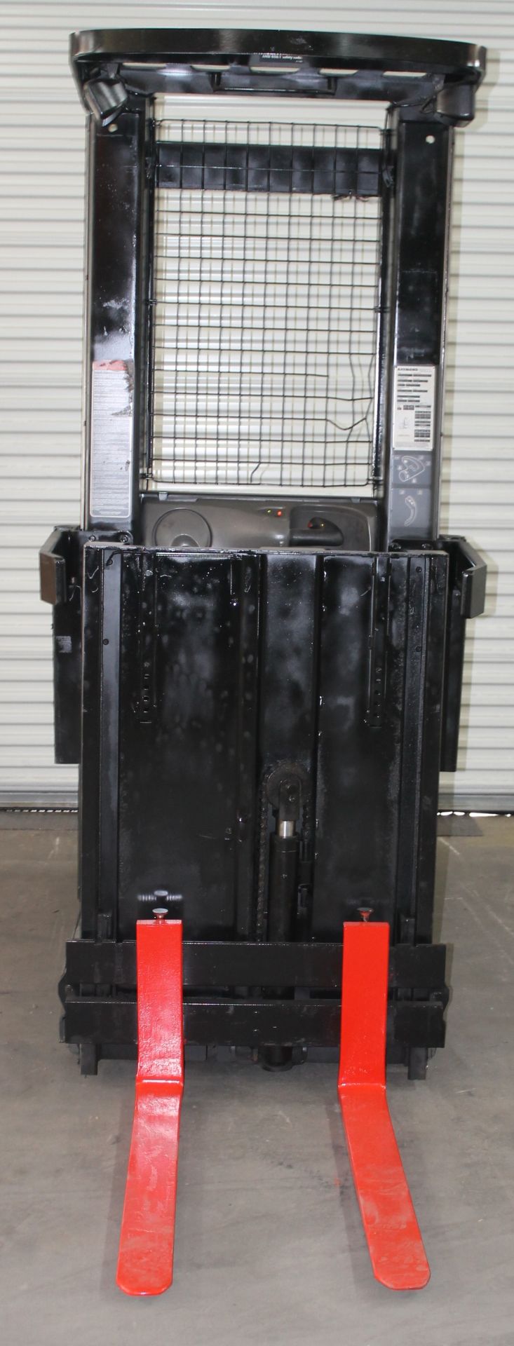 2003 RAYMOND ORDER PICKER WITH ERGO LIFT / MINI MAST FEATURE, CLICK HERE TO WATCH VIDEO - Image 5 of 8
