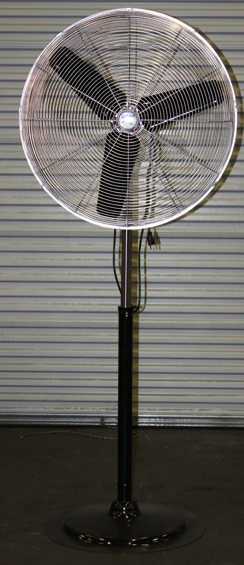 HIGH VELOCITY 30" PEDESTAL FAN,  HEAVY DUTY 3-SPEED THERMALLY PROTECTED MOTOR, POWERFUL AIRFLOW: - Image 2 of 3