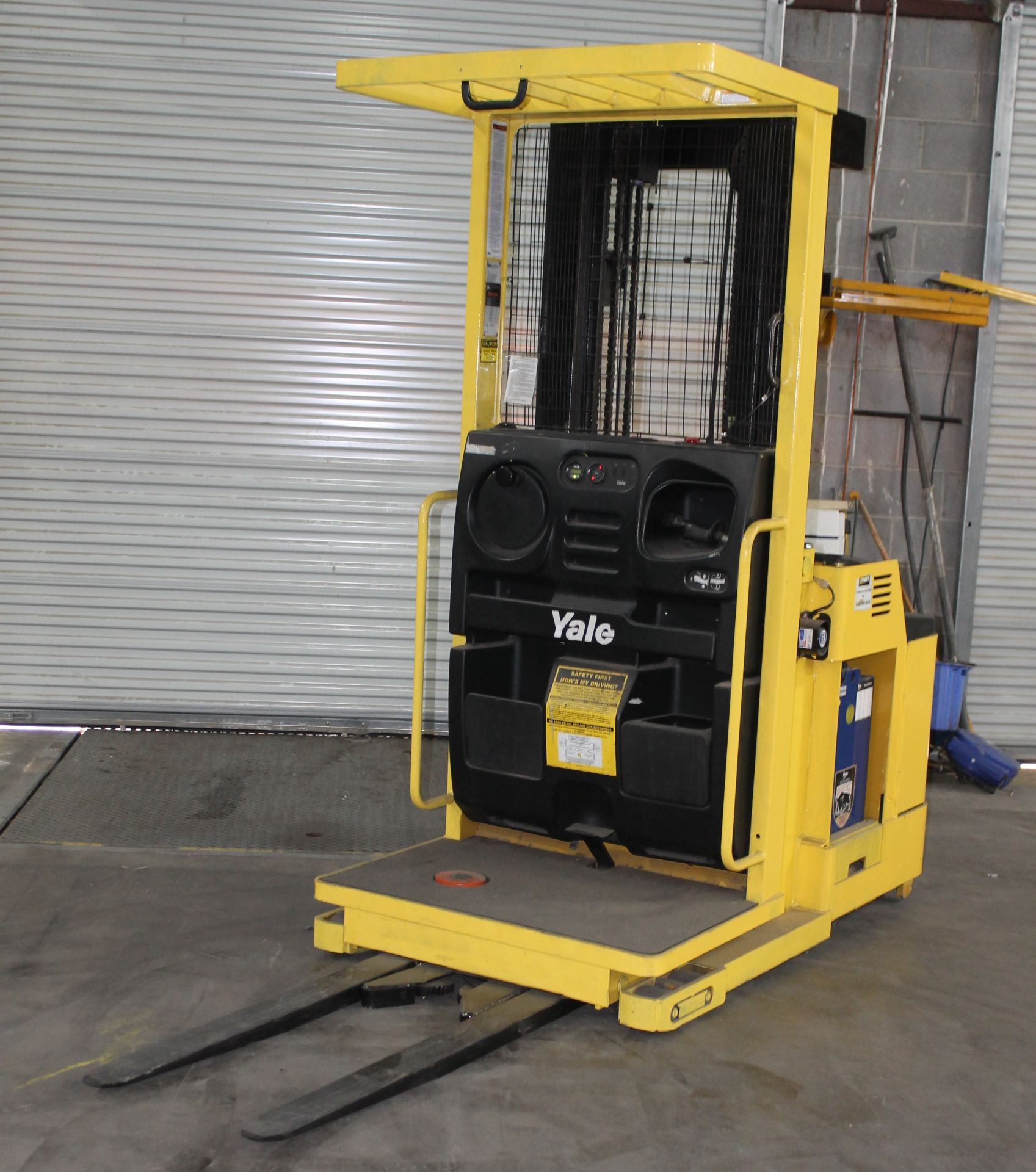 2004 YALE 3000 LBS. CAP ORDER PICKER/FORKLIFT WITH 2008 BATTERY, CLICK HERE TO WATCH VIDEO