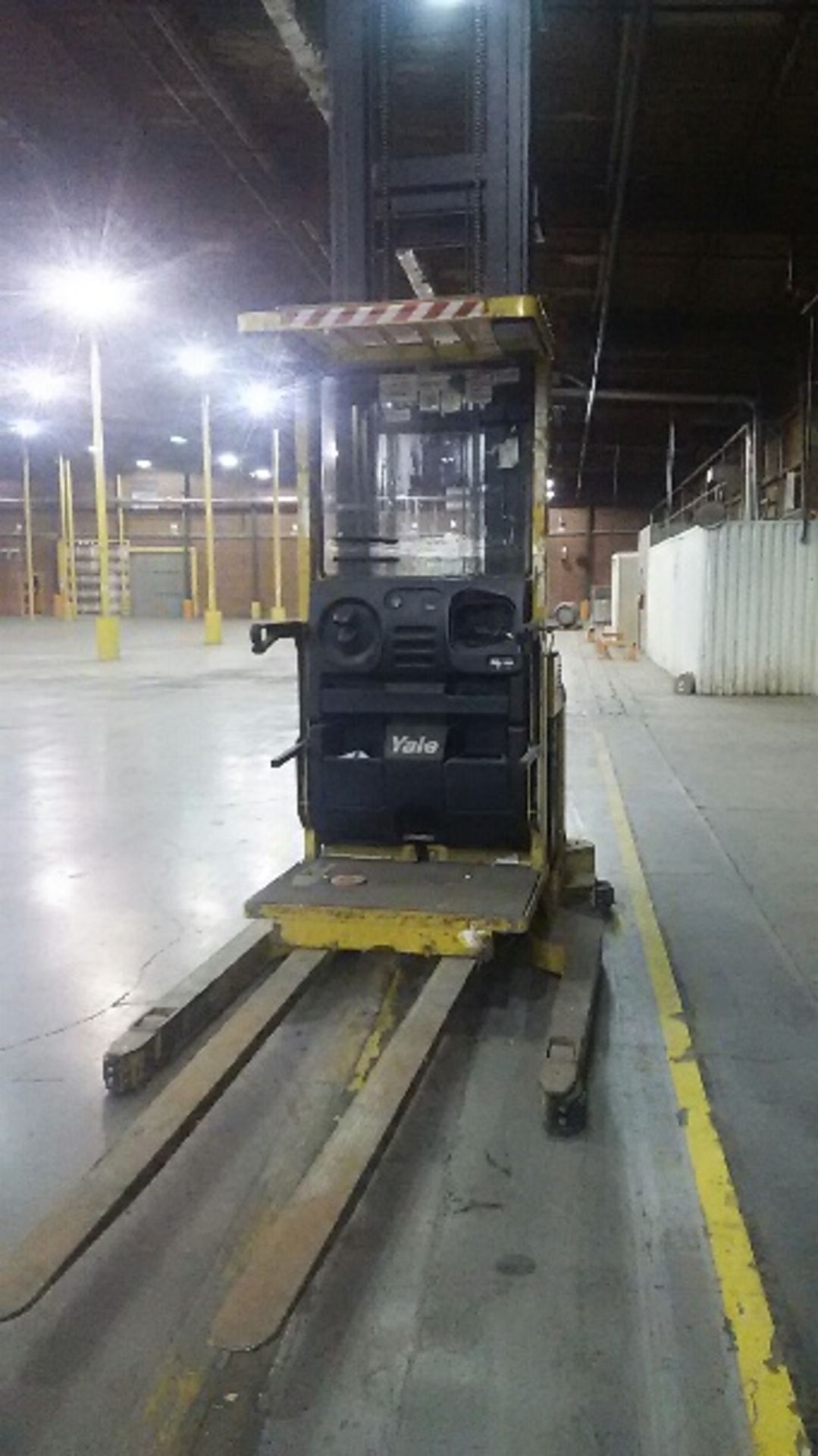 2005 YALE HIGH LEVEL ORDER PICKER FORK LIFT  MODEL NO# SS030BEN24TE155 HOURS 2999 MAX MAST HEIGHT - Image 2 of 7