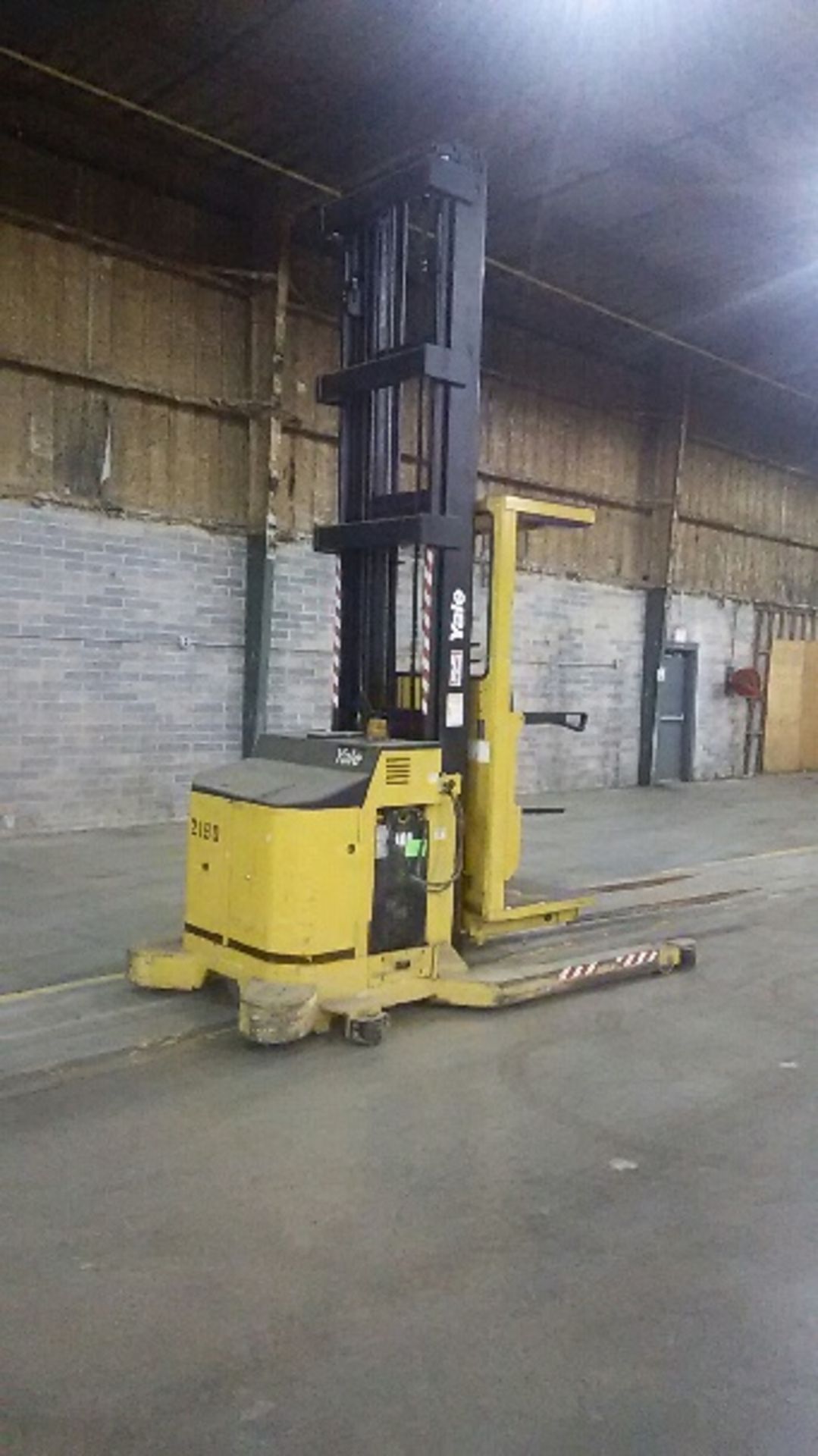 2005 YALE HIGH LEVEL ORDER PICKER FORK LIFT  MODEL NO# SS030BEN24TE155 HOURS 2999 MAX MAST HEIGHT - Image 7 of 7