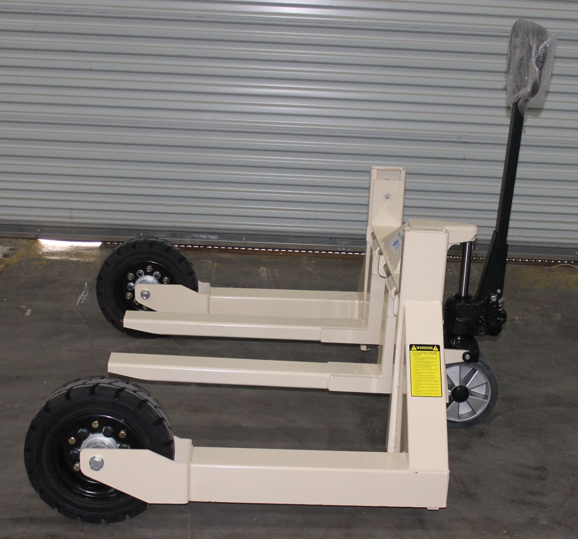 3300 LBS CAP. ROUGH TERRAIN TRUCK,  CAPACITY: 3300 LBS., MAX HEIGHT: 9.45", FORK LENGTH: 31.5", - Image 4 of 6