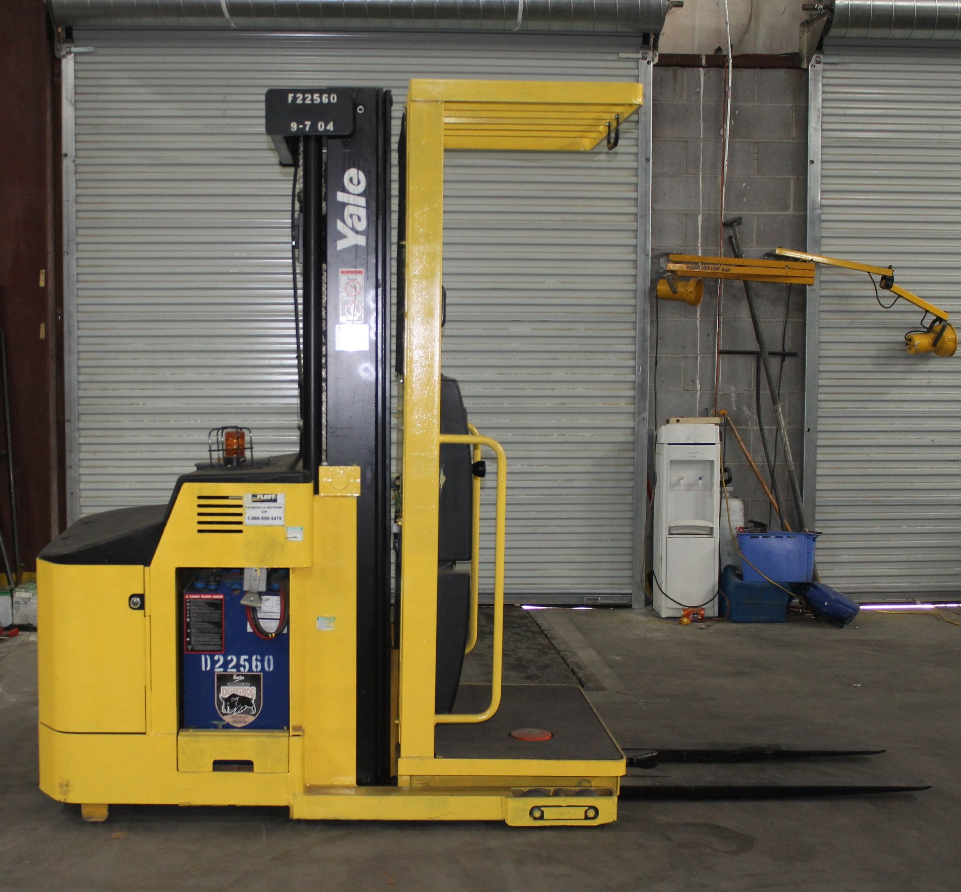 2004 YALE 3000 LBS. CAP ORDER PICKER/FORKLIFT WITH 2008 BATTERY, CLICK HERE TO WATCH VIDEO - Image 2 of 6