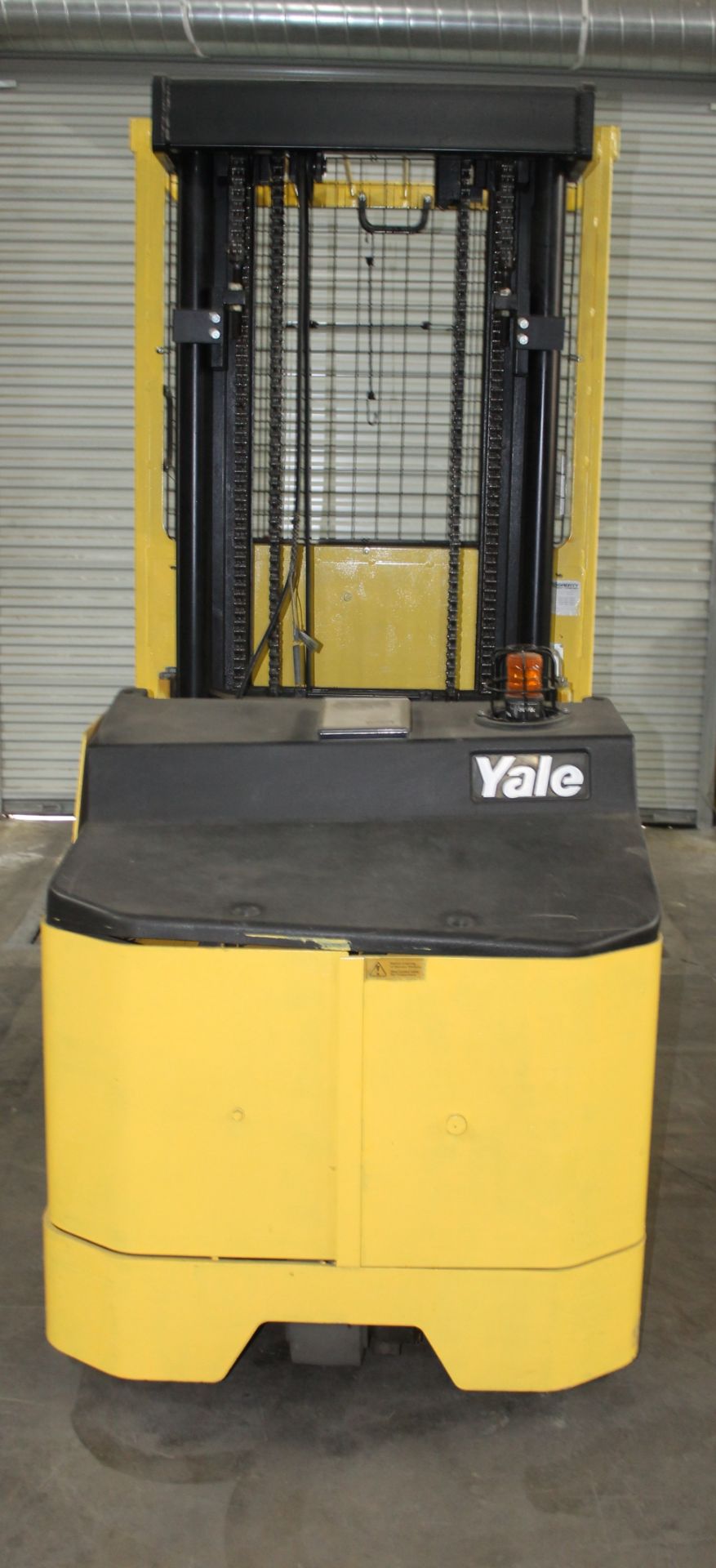 2004 YALE 3000 LBS. CAP ORDER PICKER/FORKLIFT WITH 2008 BATTERY, CLICK HERE TO WATCH VIDEO - Image 4 of 6