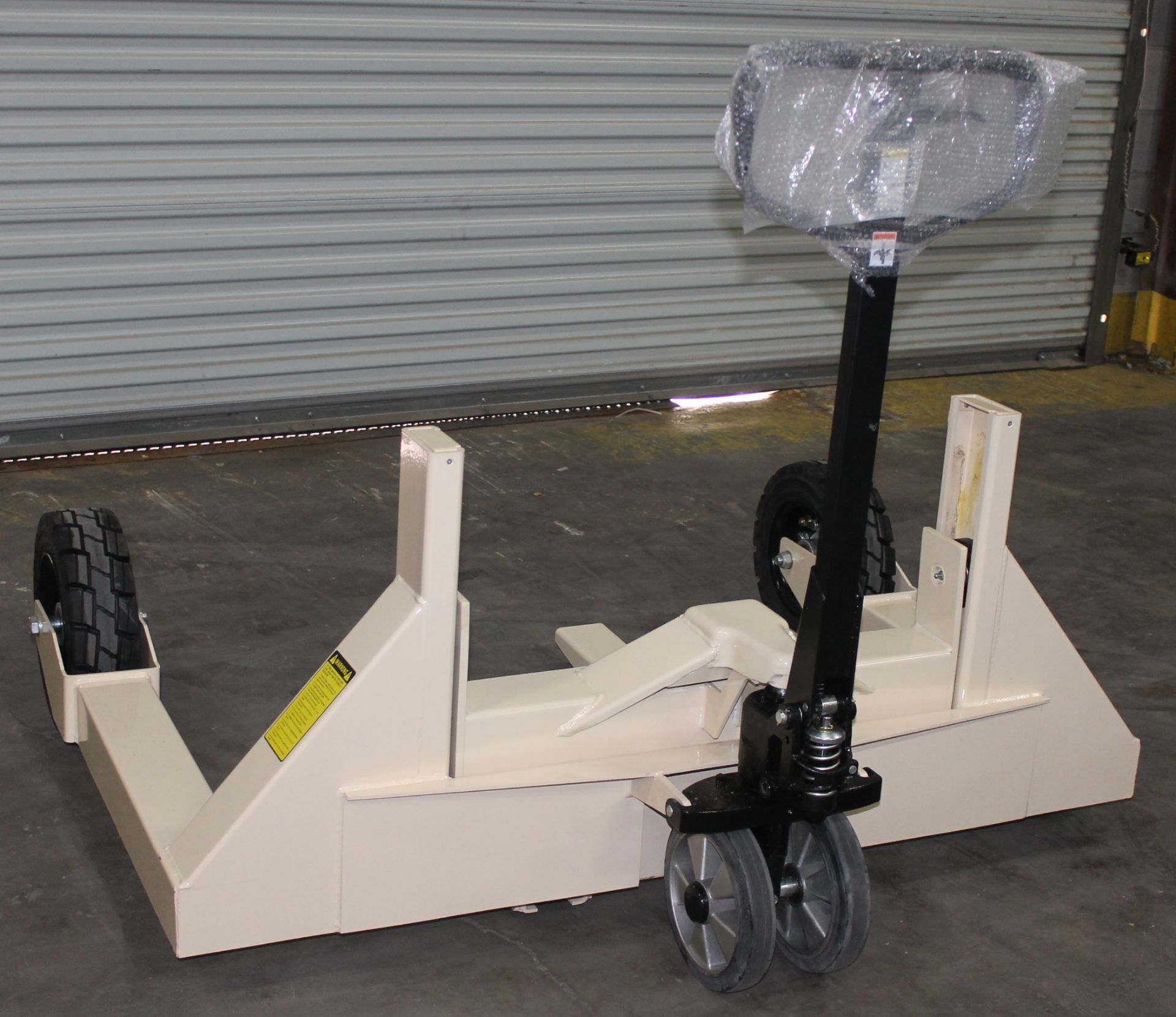 3300 LBS CAP. ROUGH TERRAIN TRUCK,  CAPACITY: 3300 LBS., MAX HEIGHT: 9.45", FORK LENGTH: 31.5", - Image 6 of 6