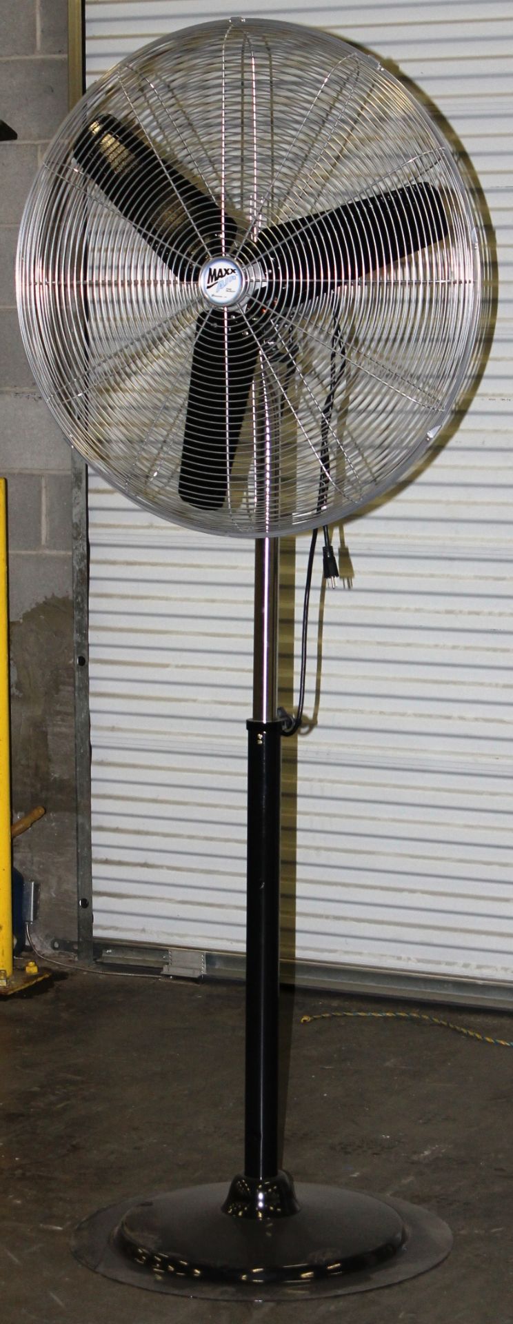 HIGH VELOCITY 30" PEDESTAL FAN,  HEAVY DUTY 3-SPEED THERMALLY PROTECTED MOTOR, POWERFUL AIRFLOW: - Image 3 of 3