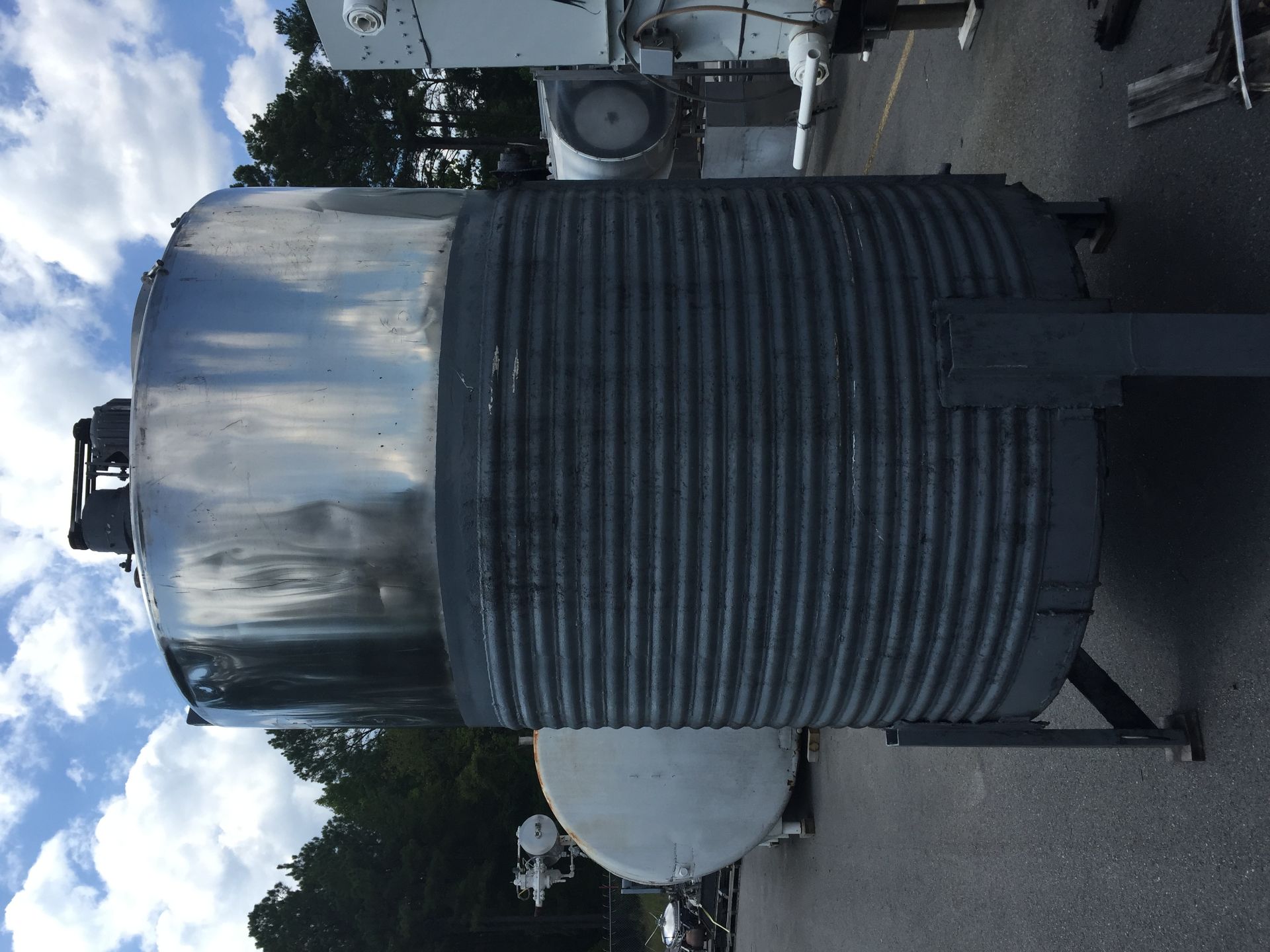 1000 Gallon Vertical Jacketed SS Tank_x00D_
Includes Top Mounted Agitator