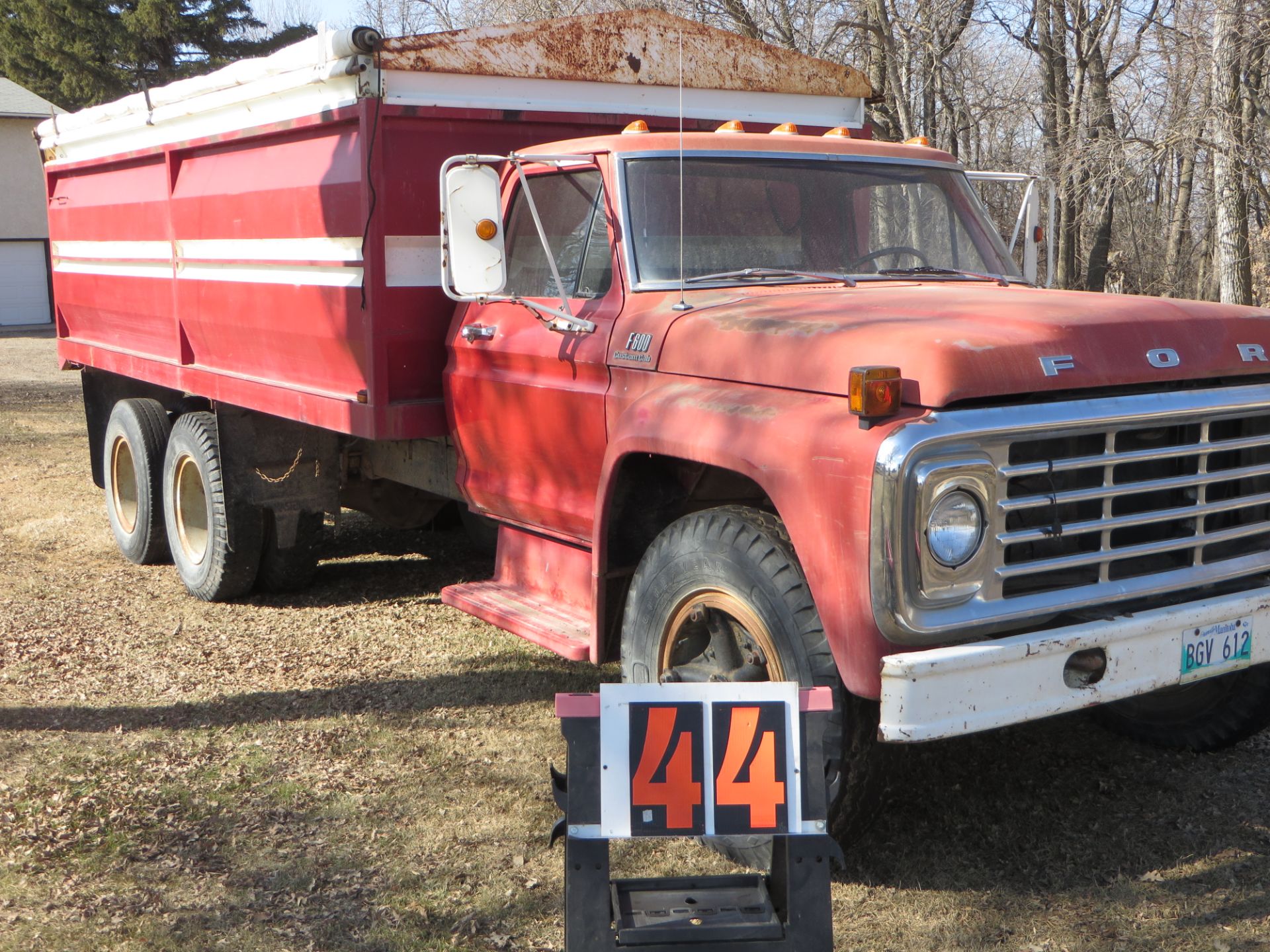 1976 Ford F-600 Gas, 5&2, 16 ft box hoist, yard truck