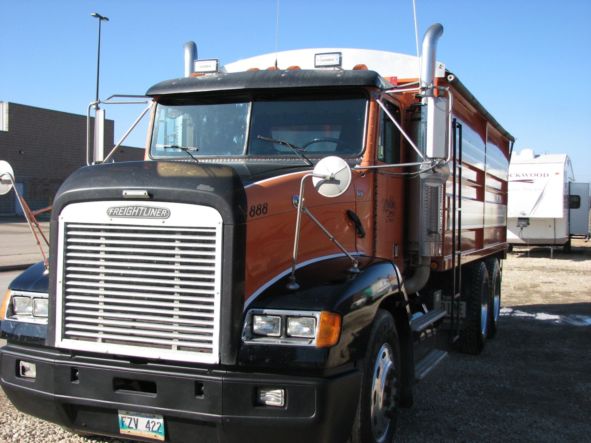 cat 3176 engine 13 speed, with Load line 19 ½ x 8’ x 66’’ box and headlift hoist,  1.200.000 km, - Image 2 of 6