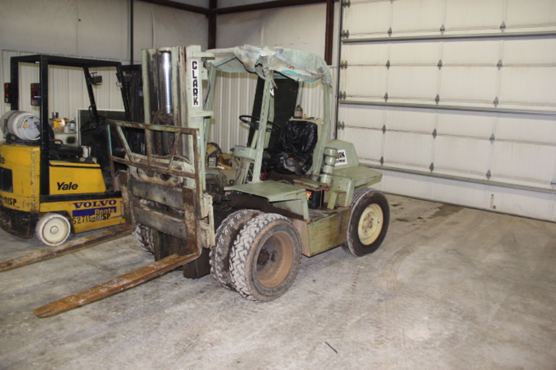 CLARK OUTDOOR FORK LIFT GAS POWERED, 3500 LB LIFT. 3 STAGE MAST, SIDE SHIFT. QUAD TIRES ON THE