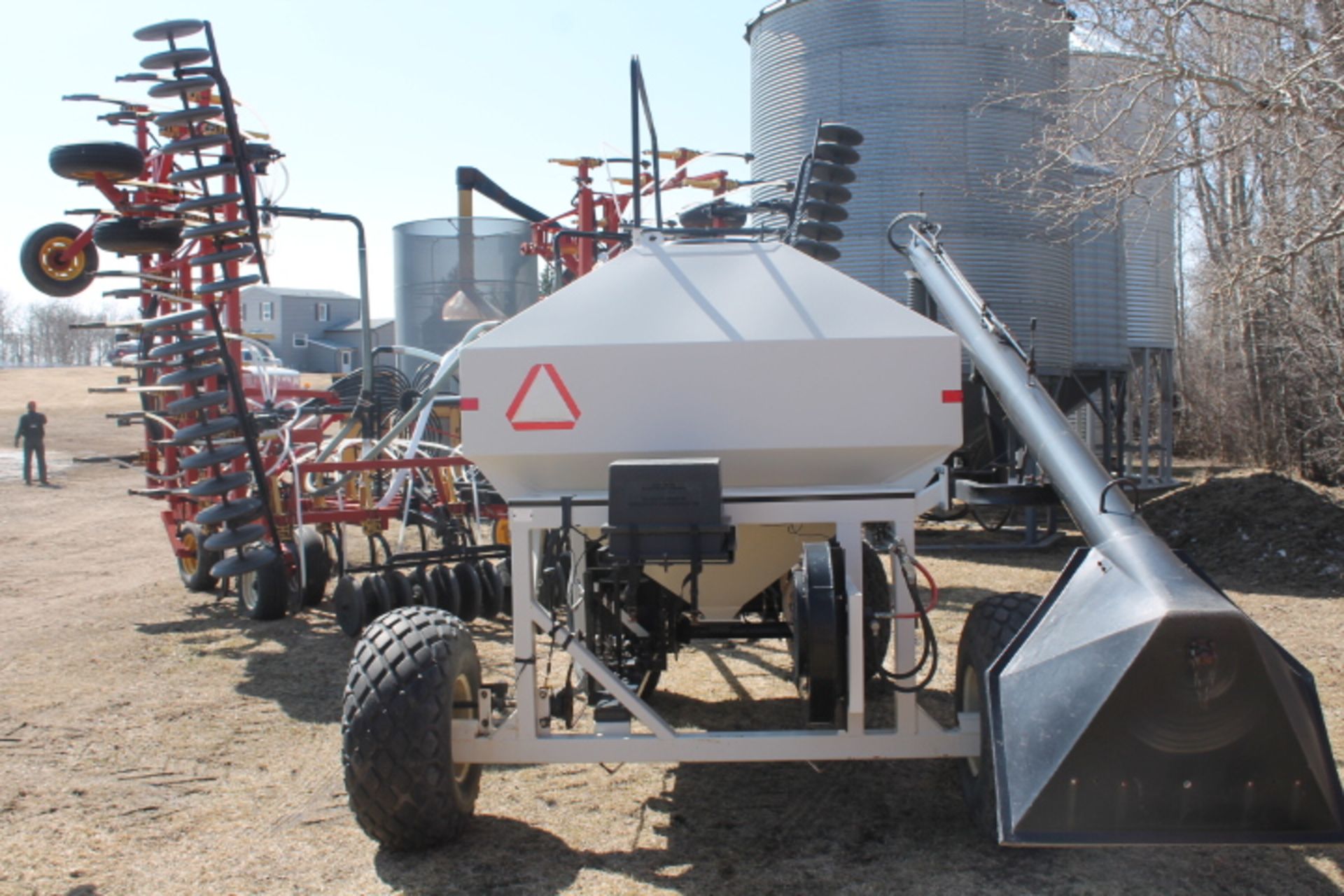 Bourgault 8800, 40’, 8”spacing, floating hitch, c/w quick detach packers & harrows c/w Bourgault - Image 6 of 7