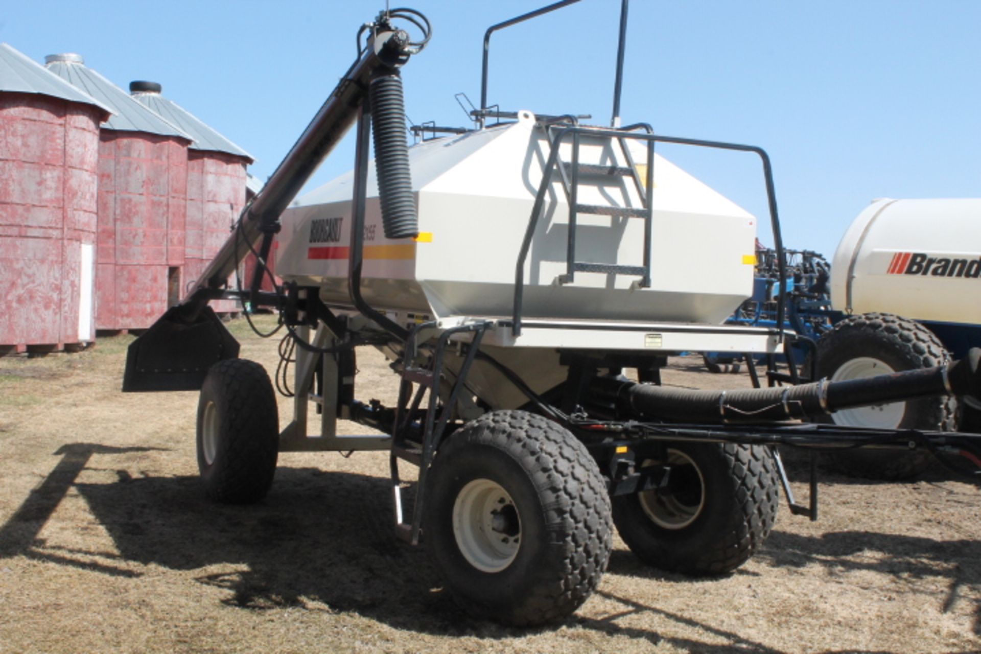 Bourgault 8800, 40’, 8”spacing, floating hitch, c/w quick detach packers & harrows c/w Bourgault - Image 4 of 7