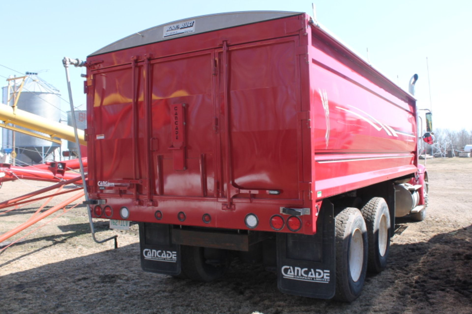 cat 3406 eng, 10 spd trans, odo reads 841, 934 km, air cond, 8.5 X 20’ cancade unibody box, 22.5 - Image 5 of 8