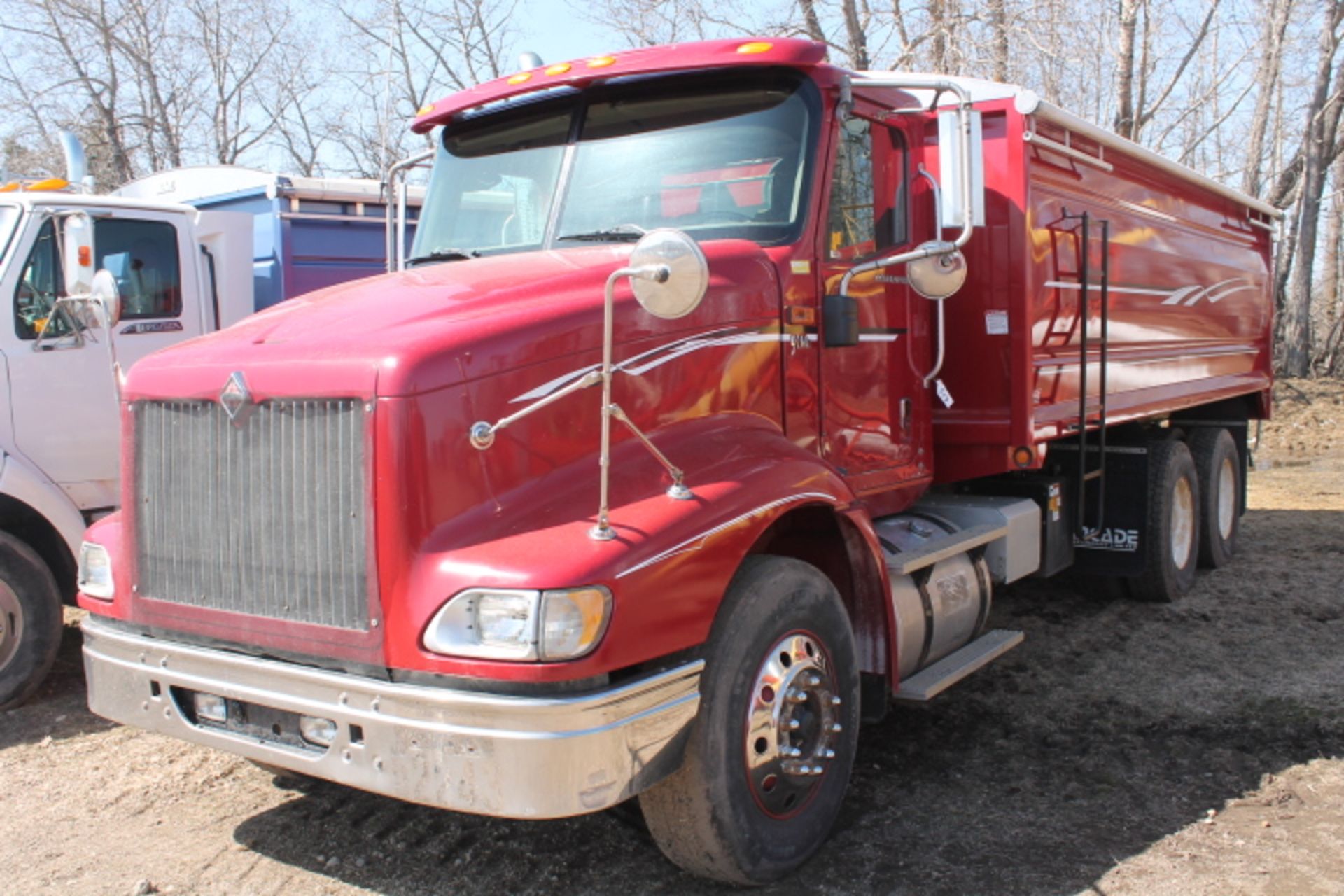 cat 3406 eng, 10 spd trans, odo reads 841, 934 km, air cond, 8.5 X 20’ cancade unibody box, 22.5