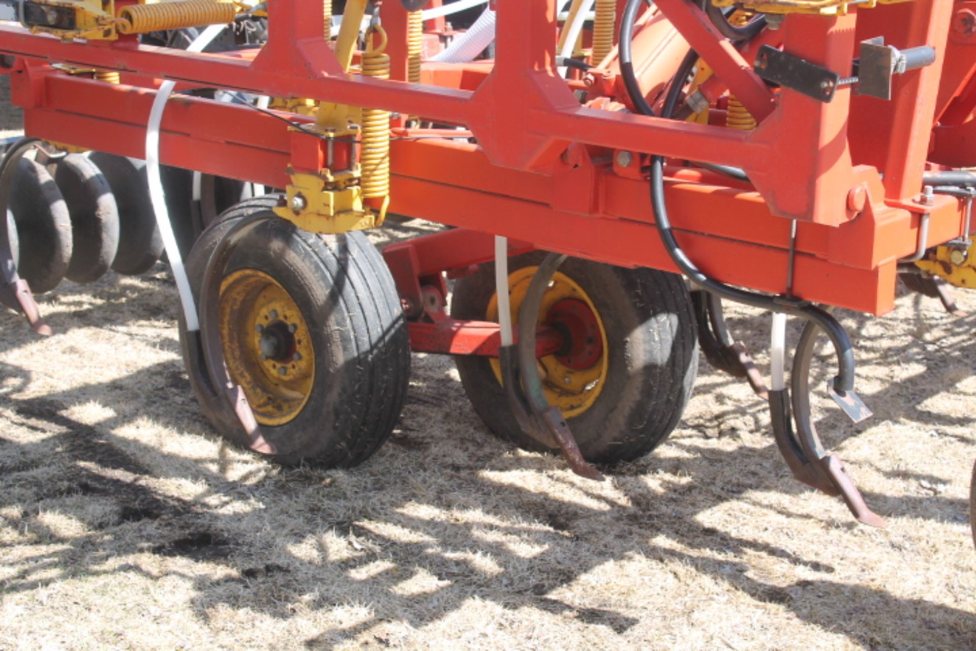 Bourgault 8800, 40’, 8”spacing, floating hitch, c/w quick detach packers & harrows c/w Bourgault - Image 3 of 7